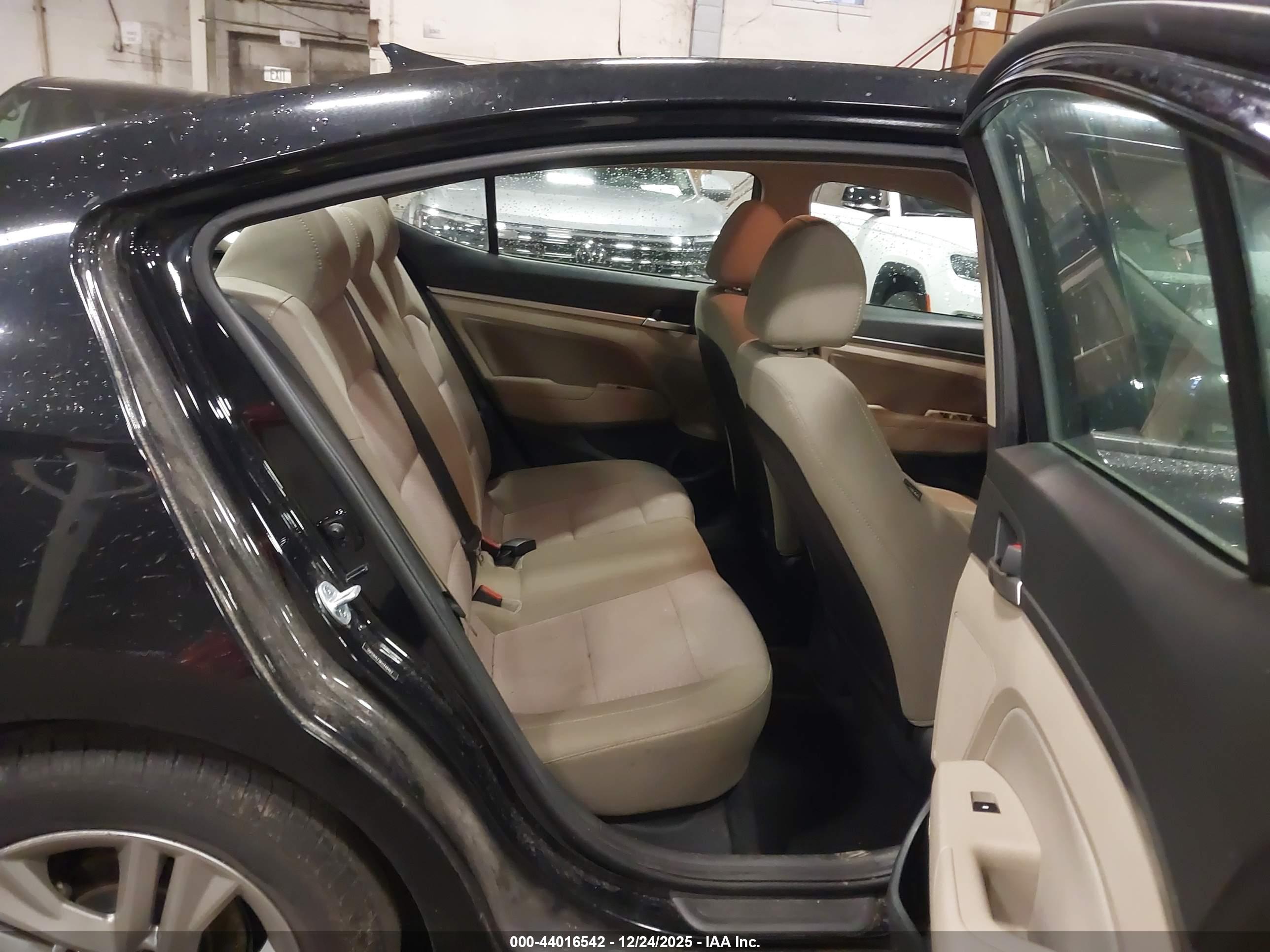 HYUNDAI ELANTRA image 8