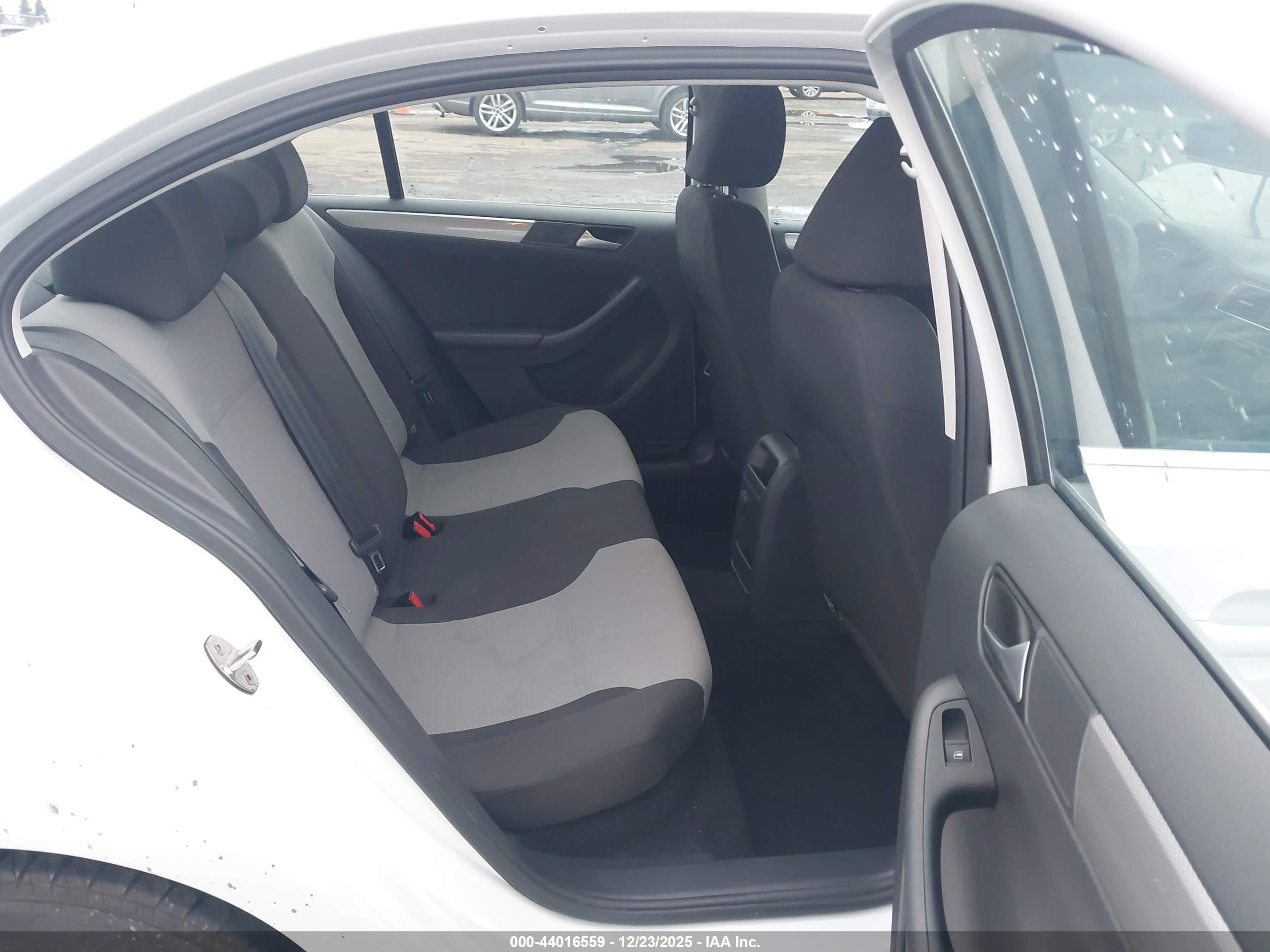 VOLKSWAGEN JETTA image 8