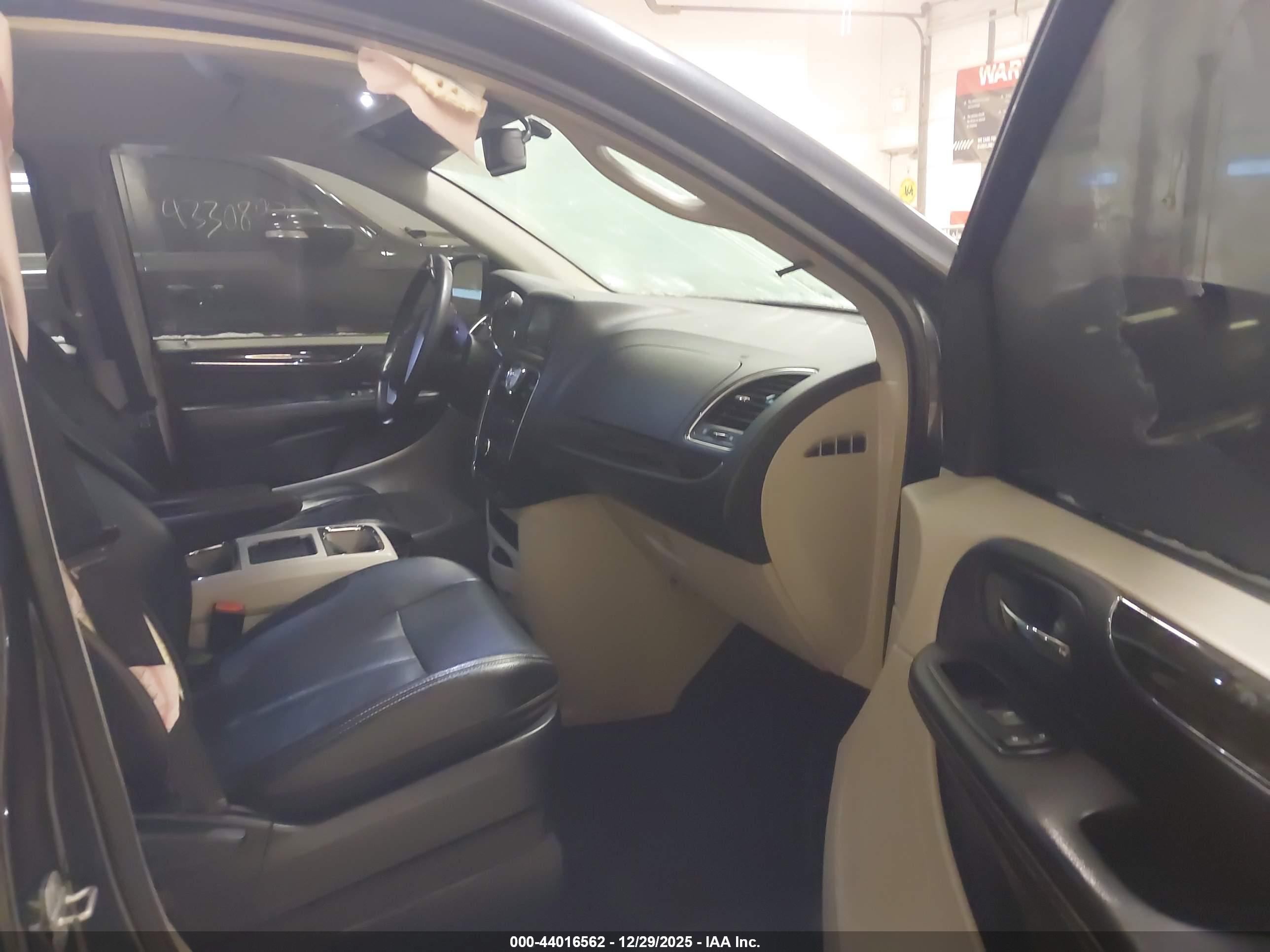 CHRYSLER TOWN image 5