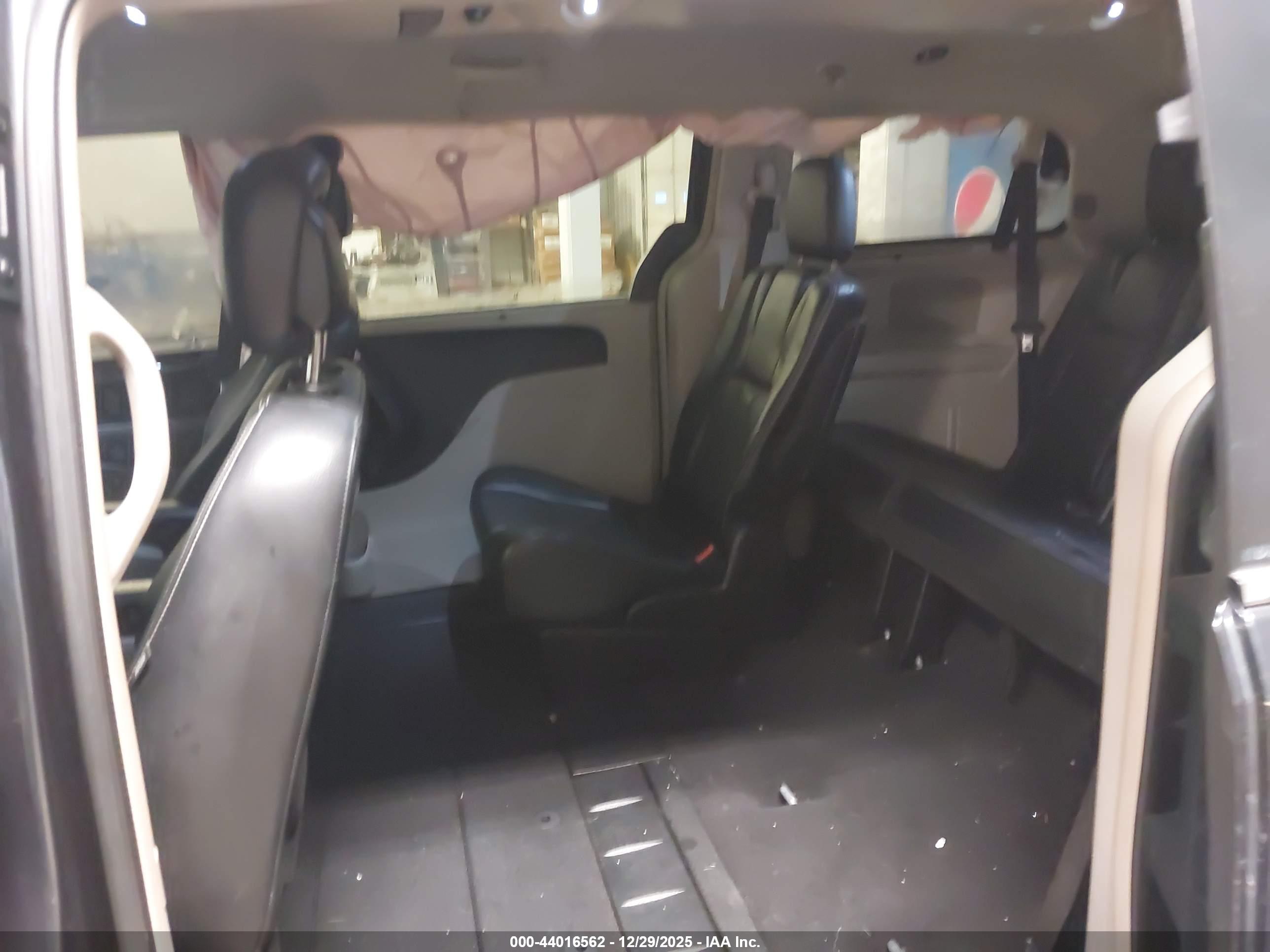 CHRYSLER TOWN image 8