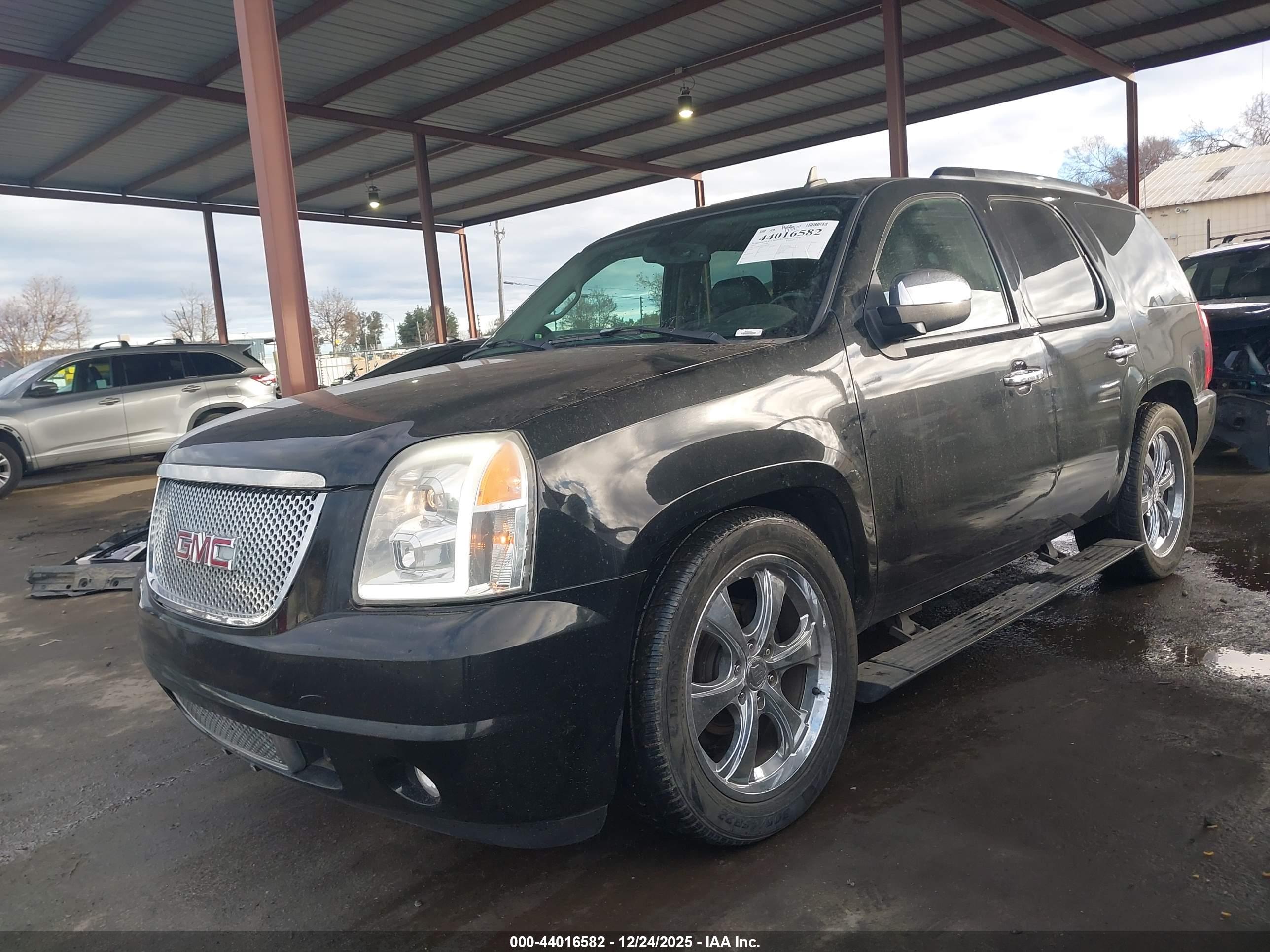 GMC YUKON image 2