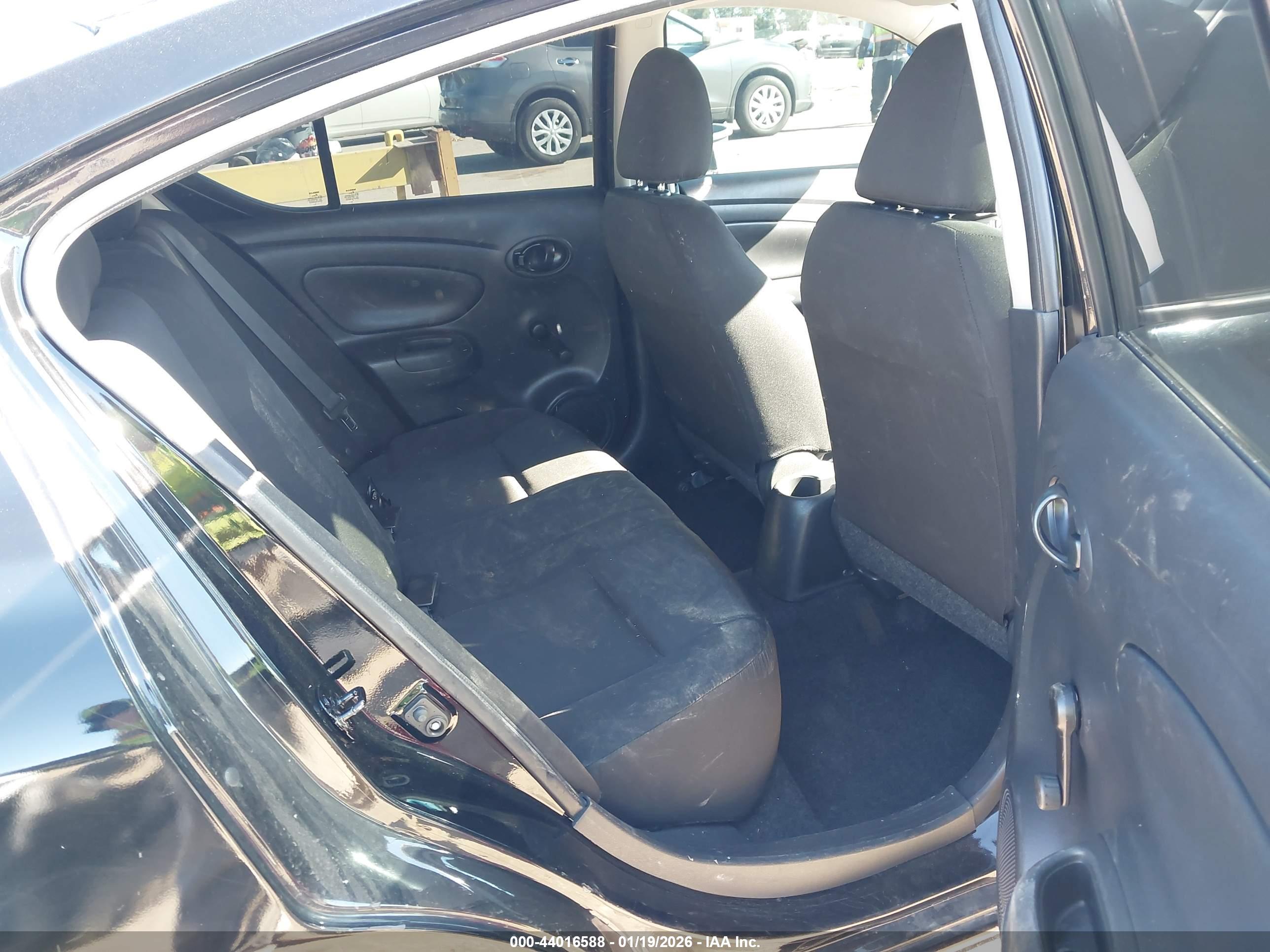 NISSAN VERSA image 8
