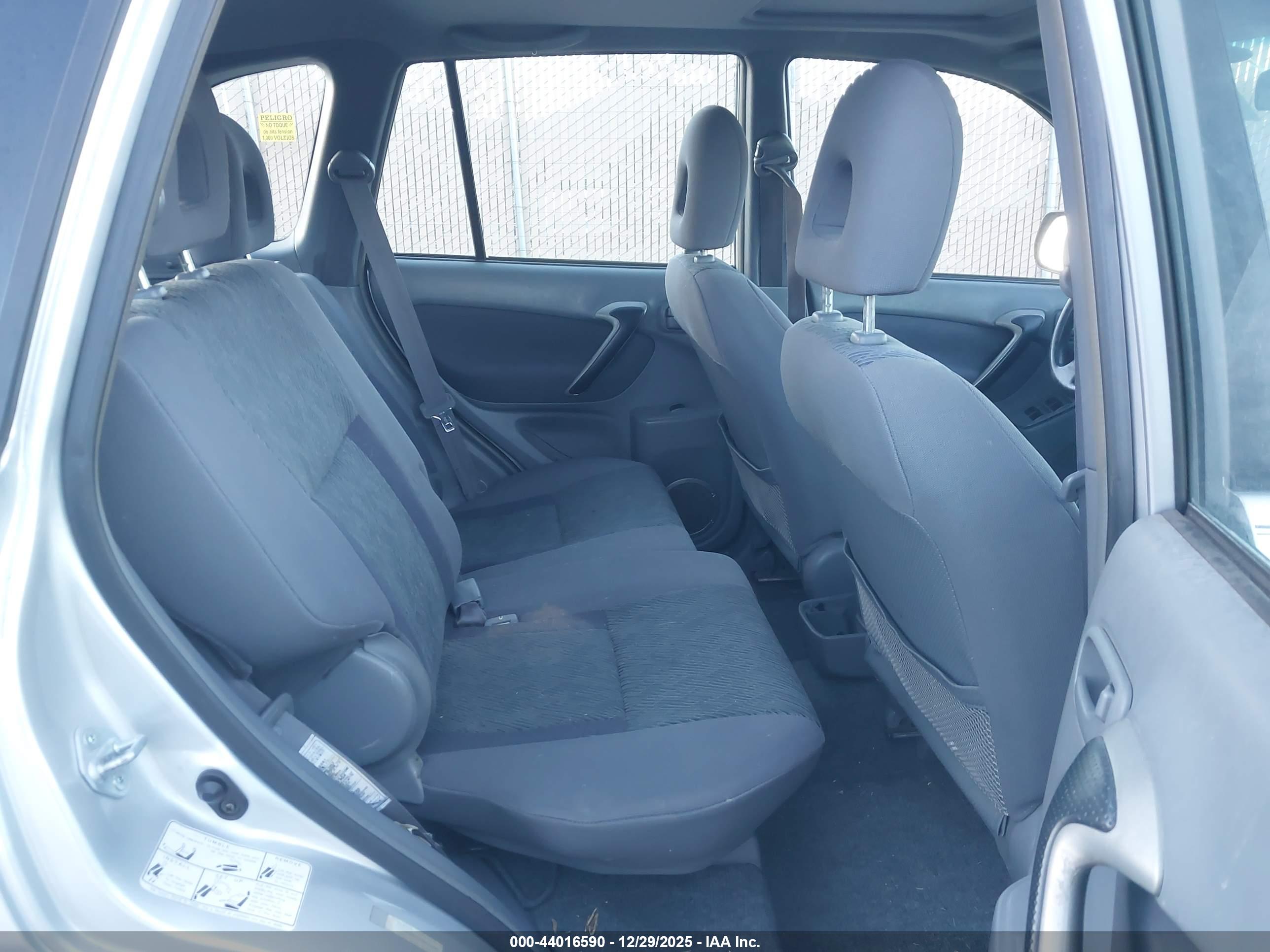 TOYOTA RAV4 image 8