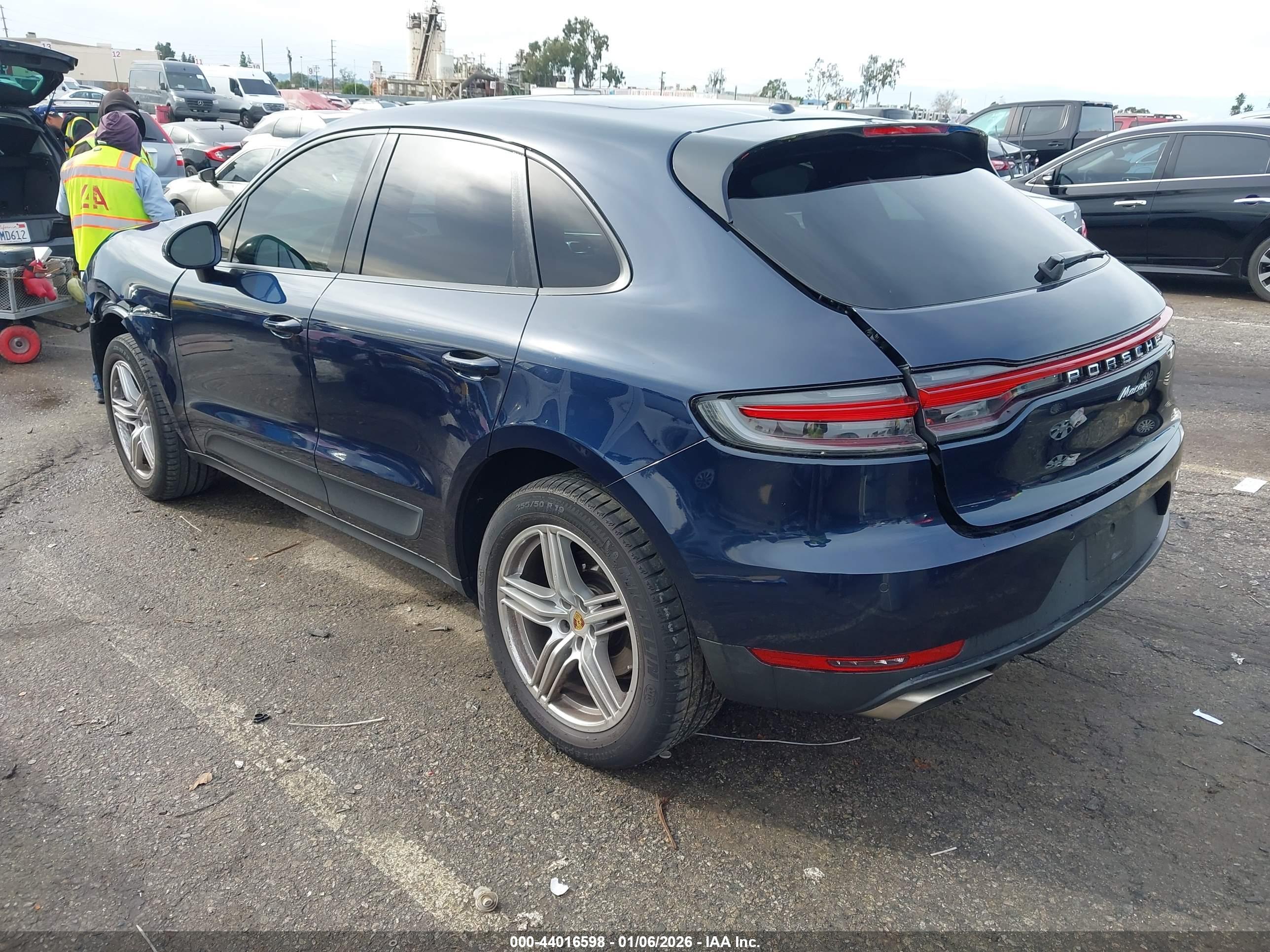 PORSCHE MACAN image 3