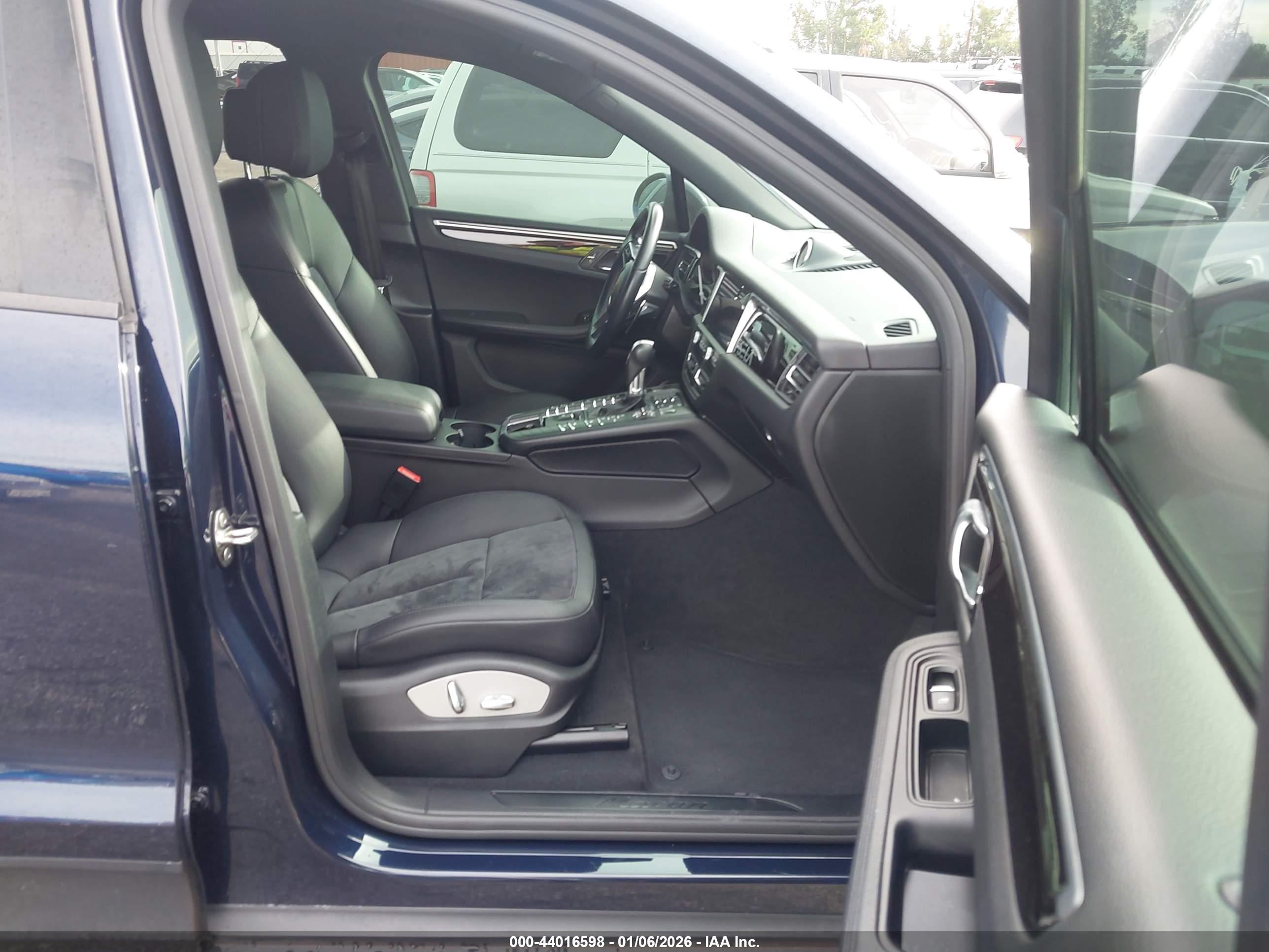 PORSCHE MACAN image 5