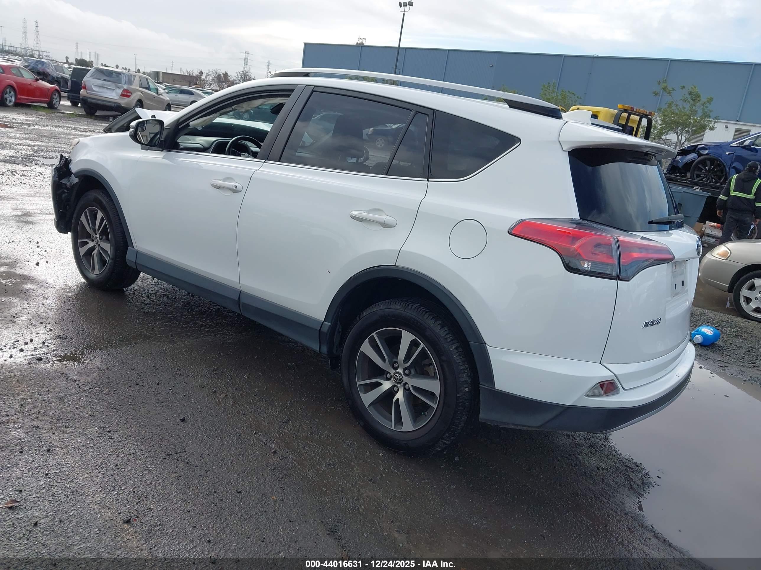 TOYOTA RAV4 image 3