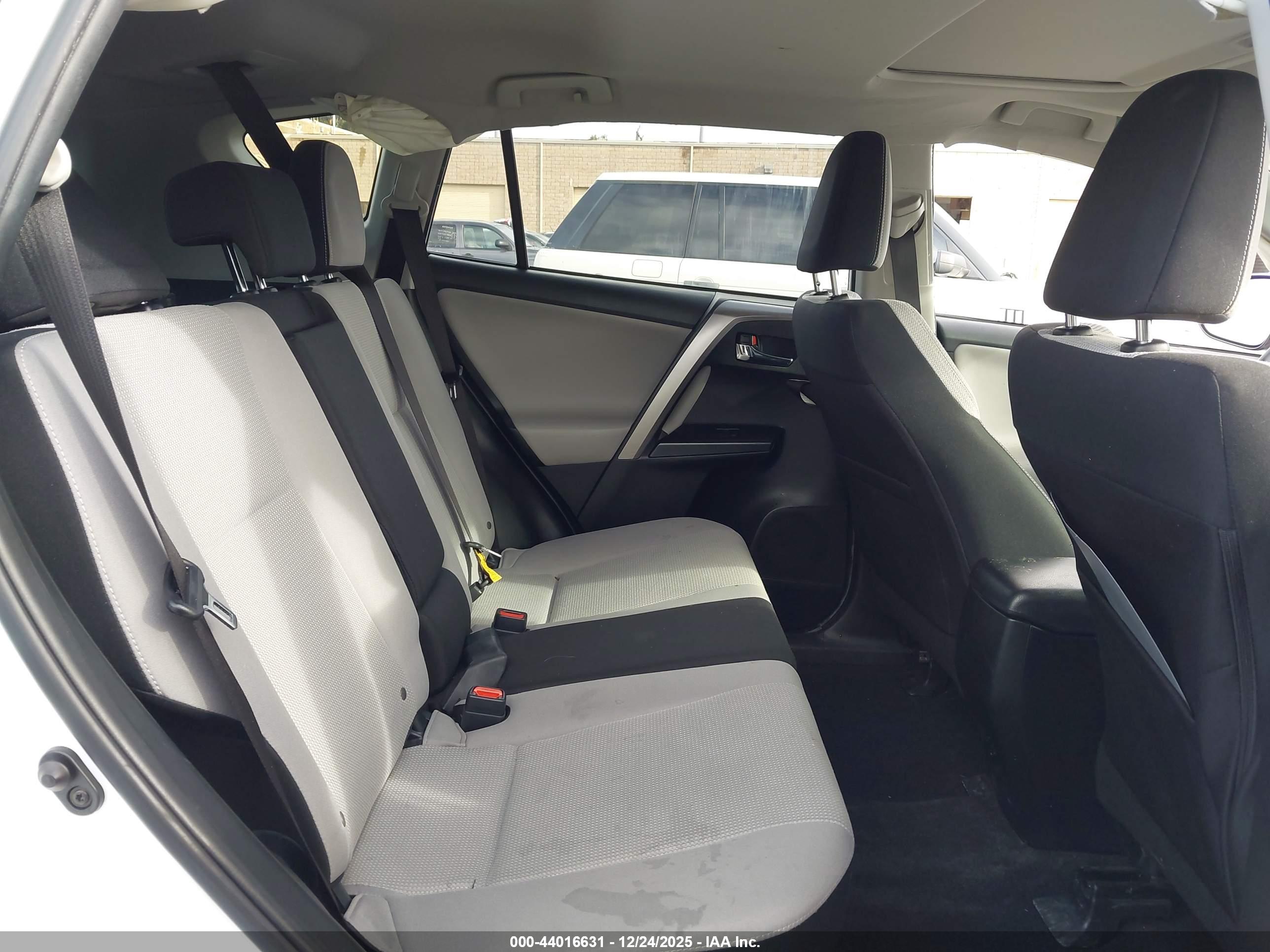 TOYOTA RAV4 image 8