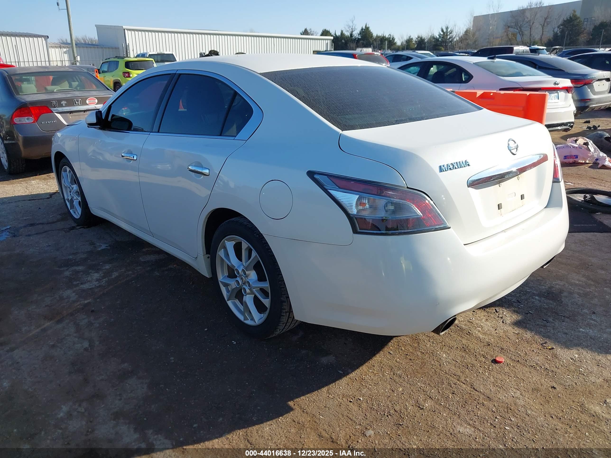 NISSAN MAXIMA image 3