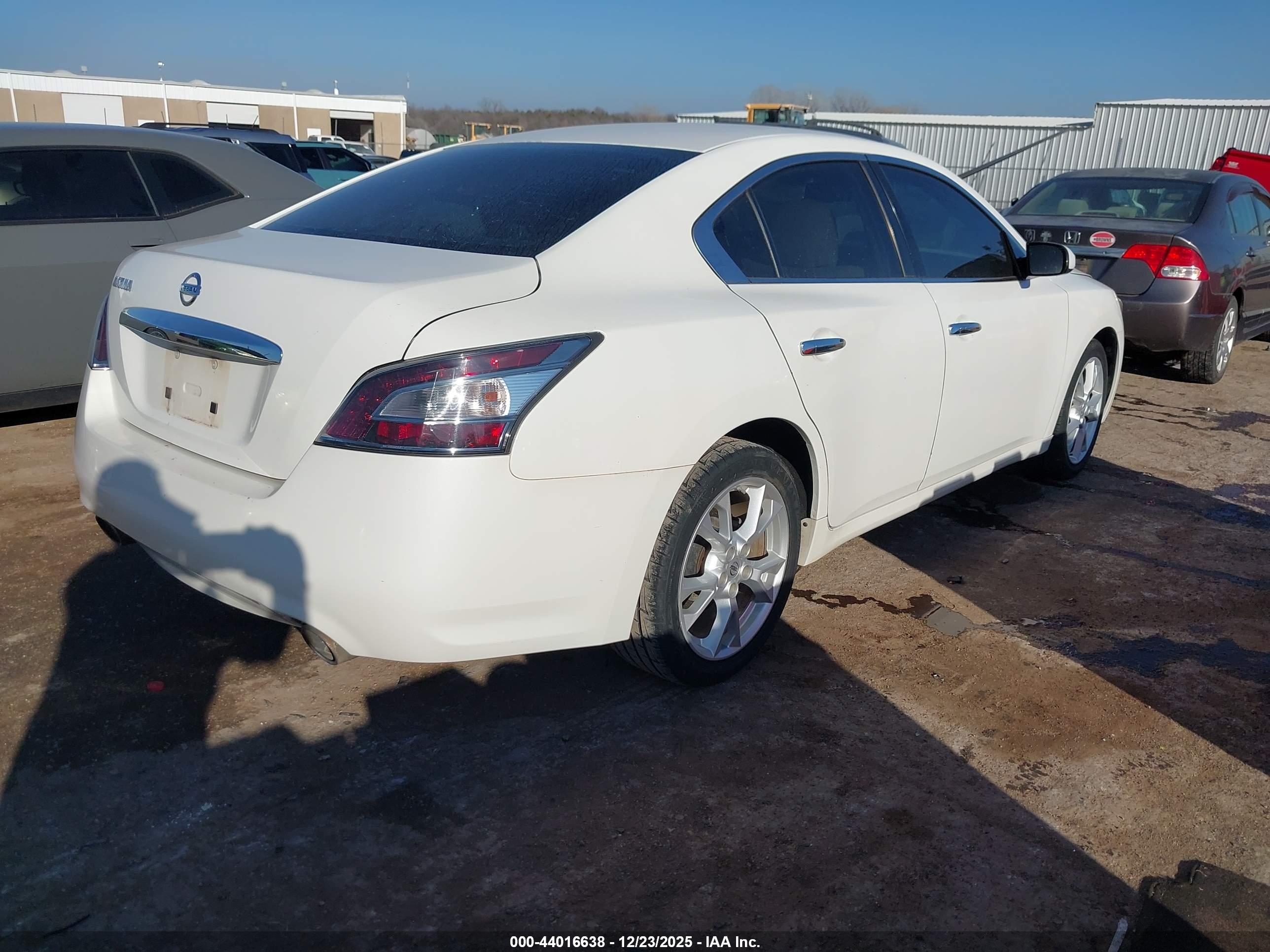 NISSAN MAXIMA image 4