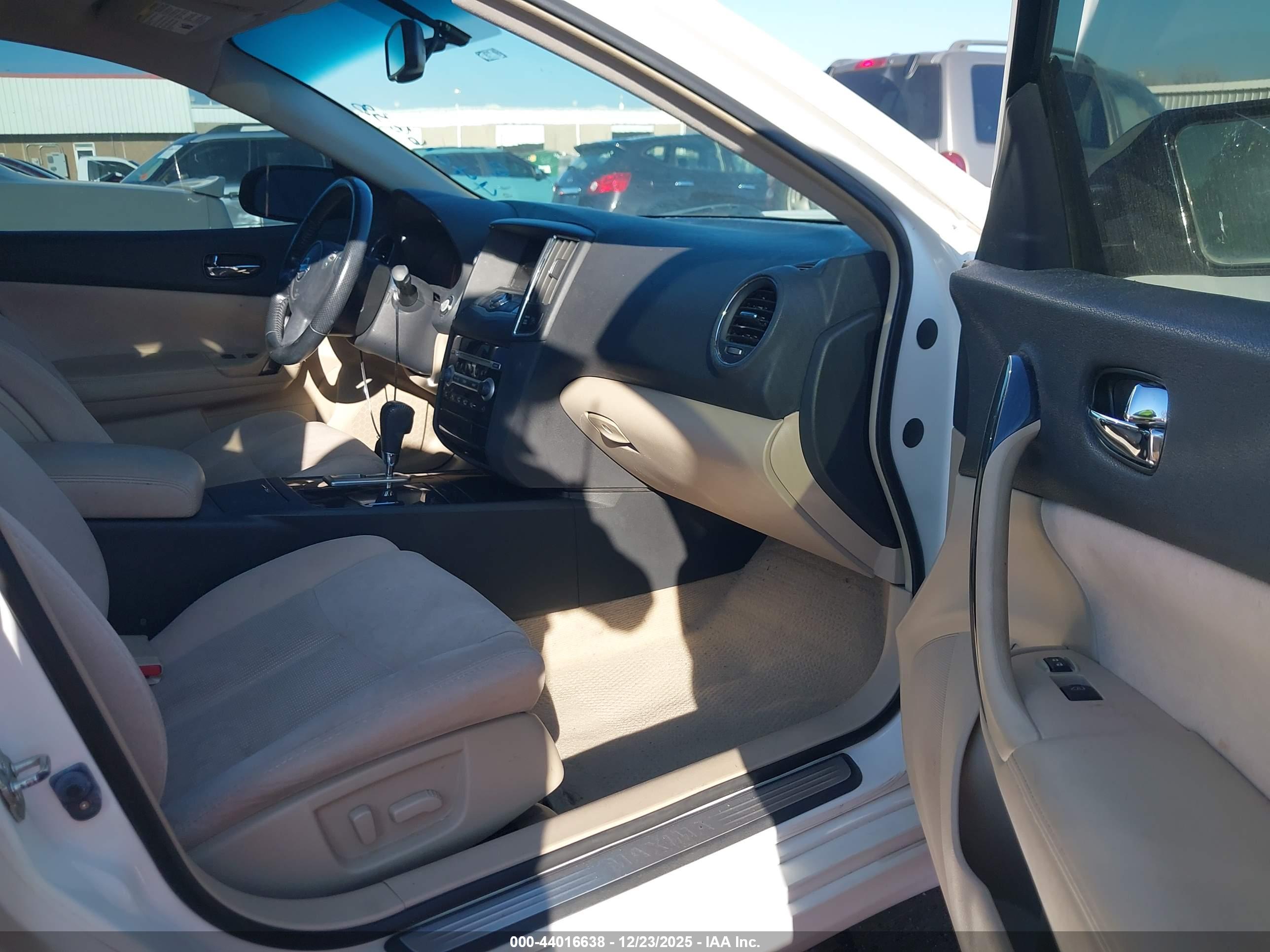 NISSAN MAXIMA image 5