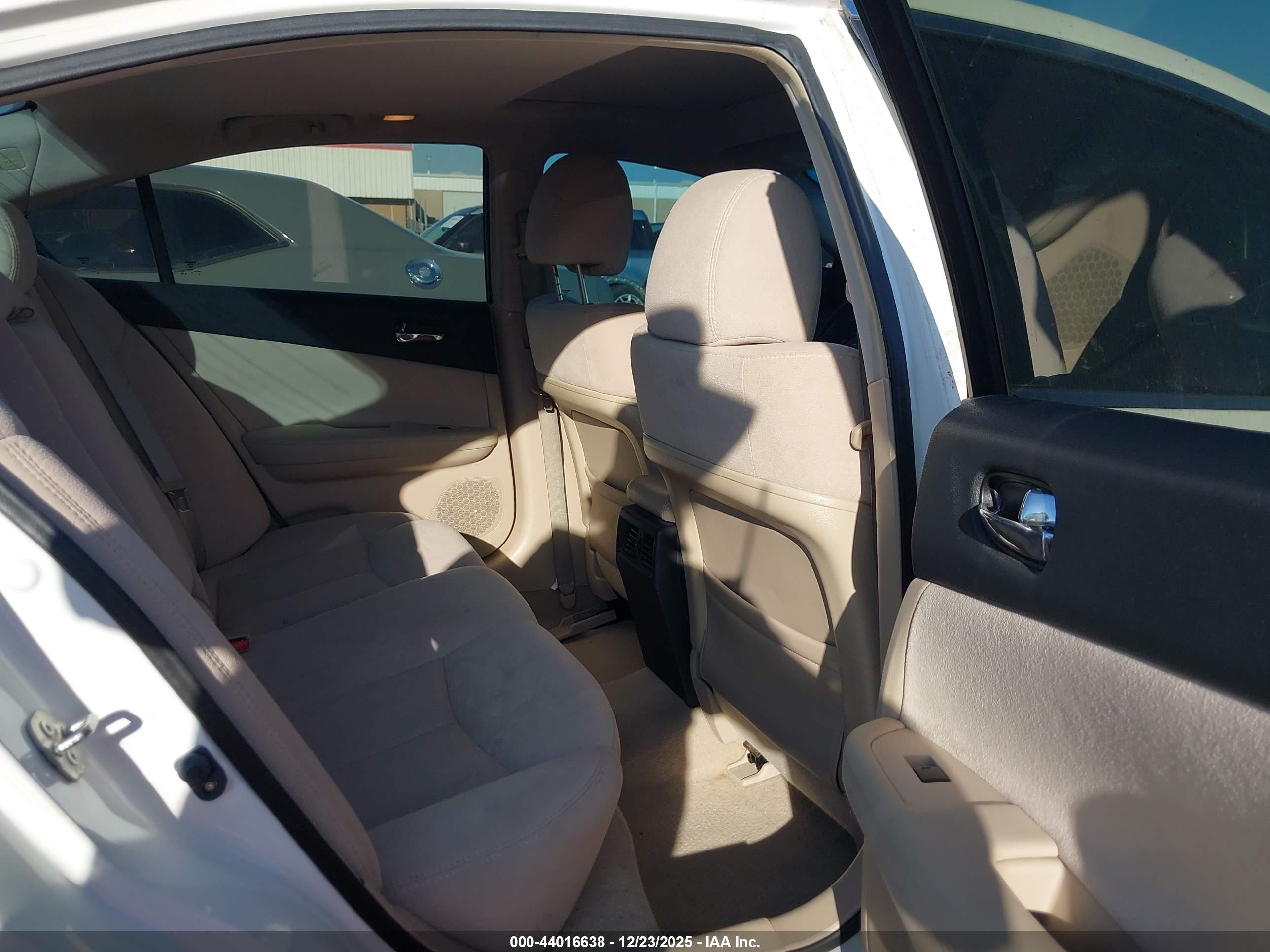NISSAN MAXIMA image 8