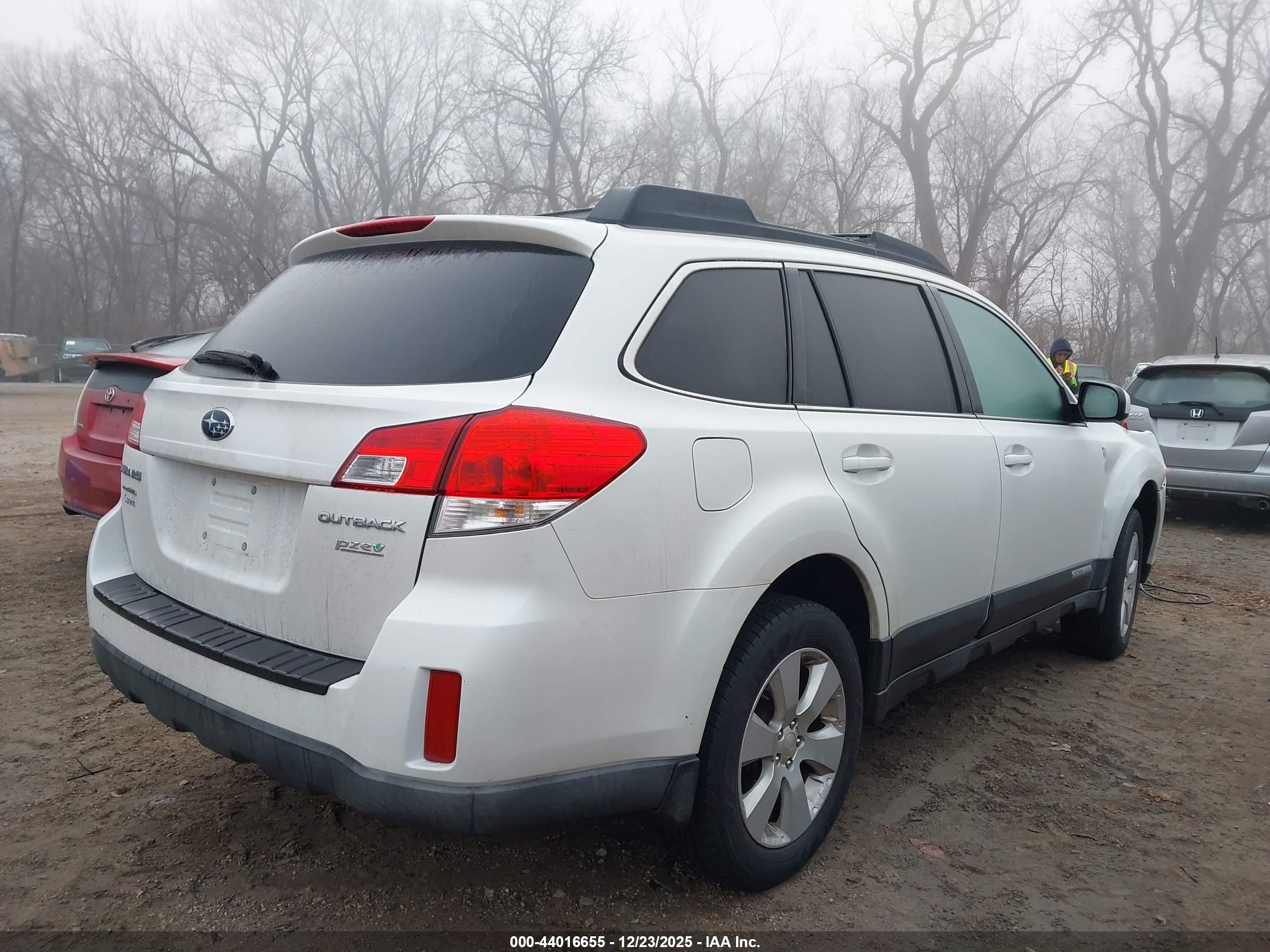 SUBARU OUTBACK image 4