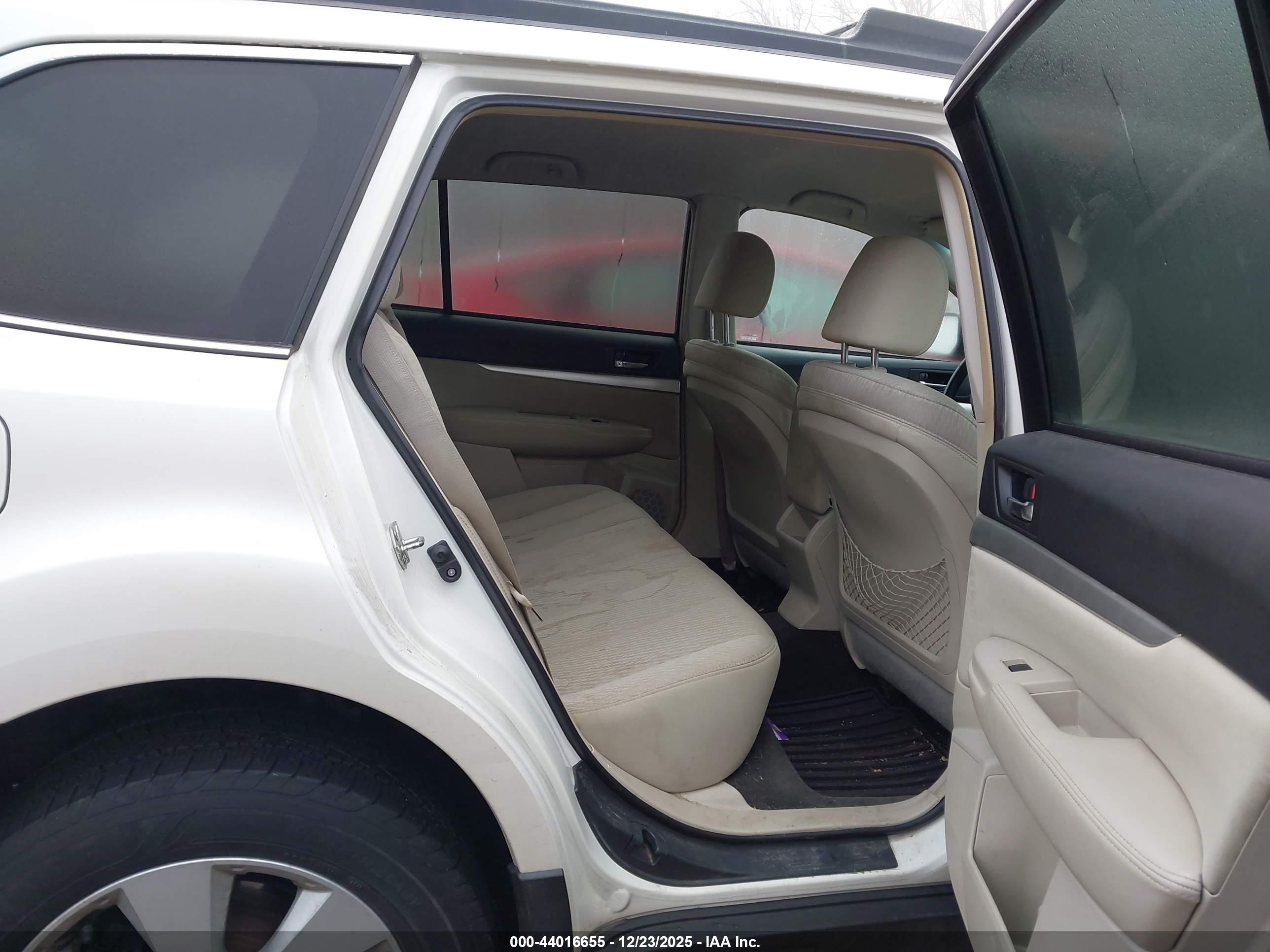 SUBARU OUTBACK image 8