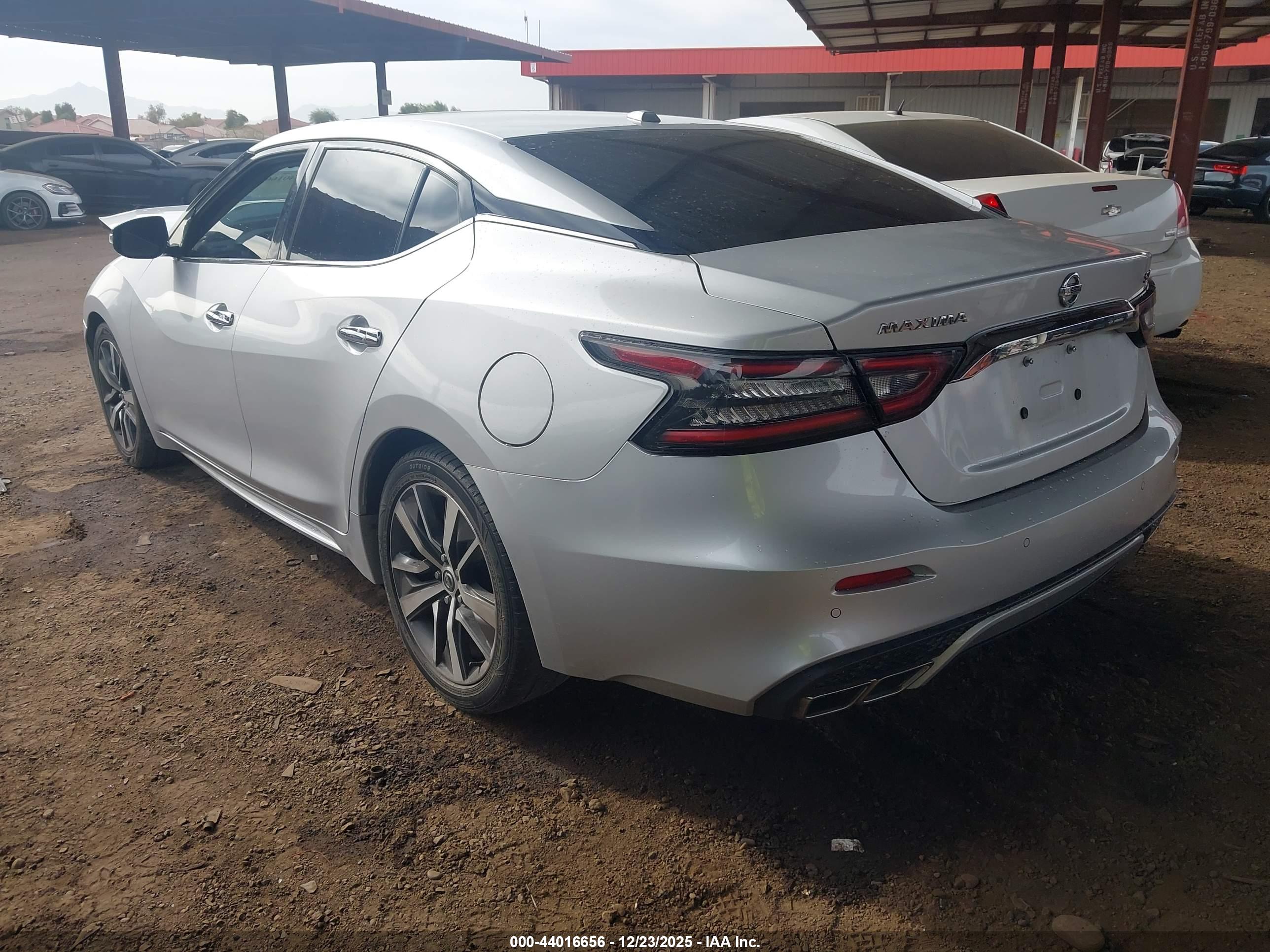 NISSAN MAXIMA image 3