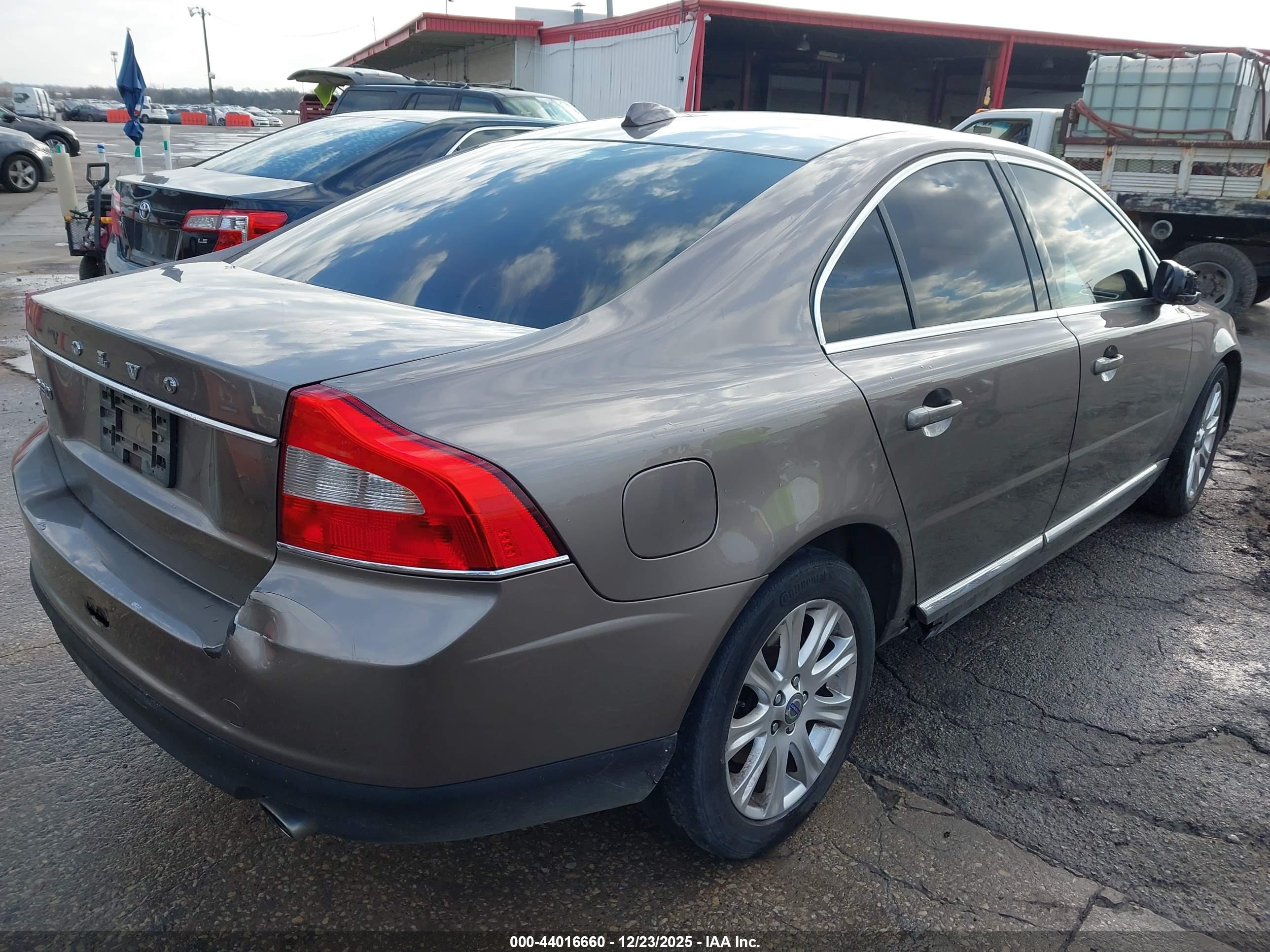VOLVO S80 image 4