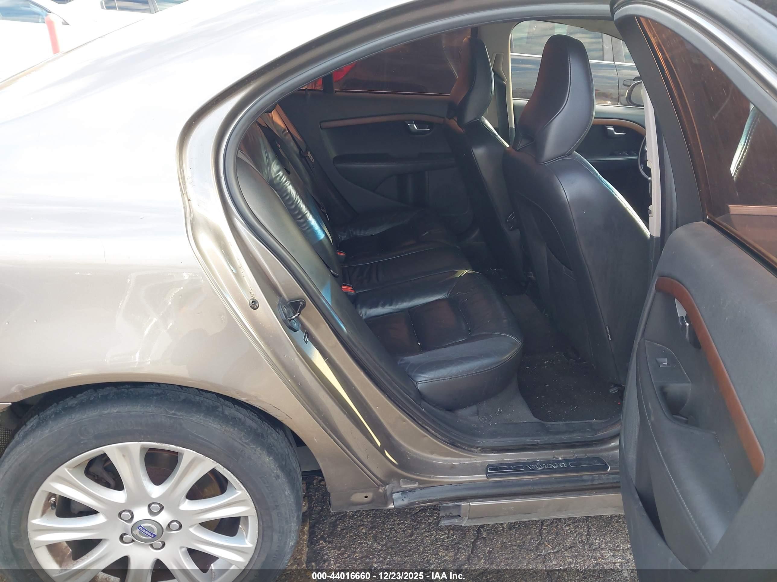 VOLVO S80 image 8