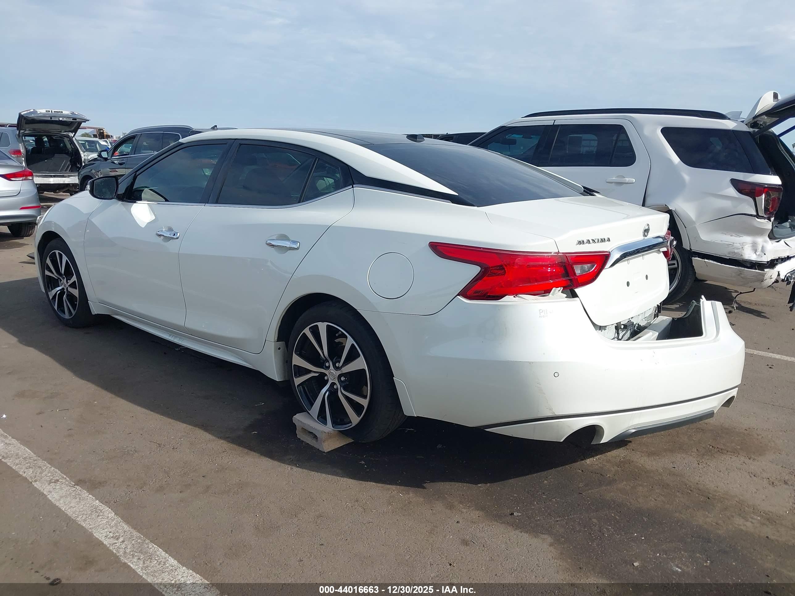 NISSAN MAXIMA image 3