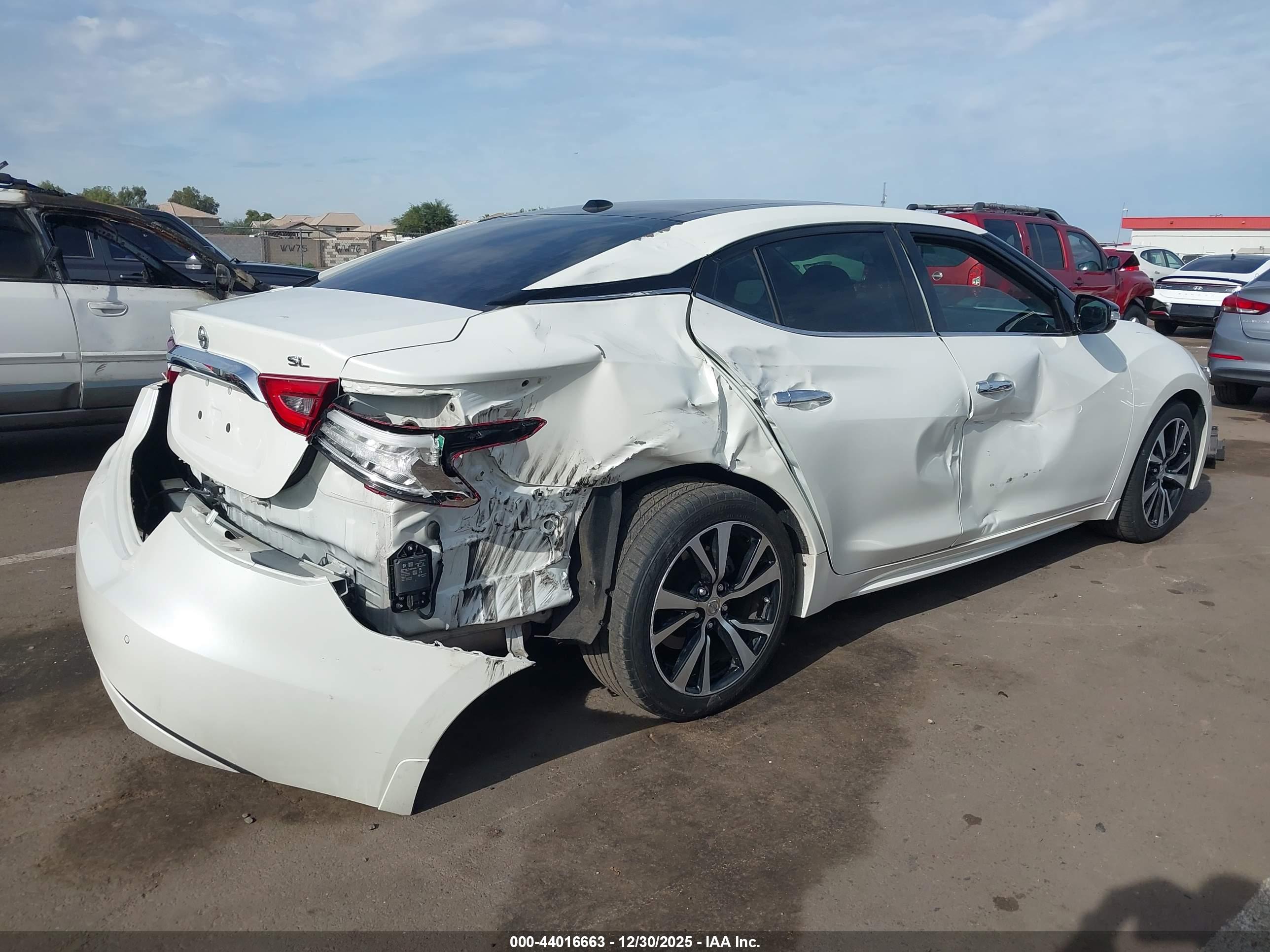 NISSAN MAXIMA image 4