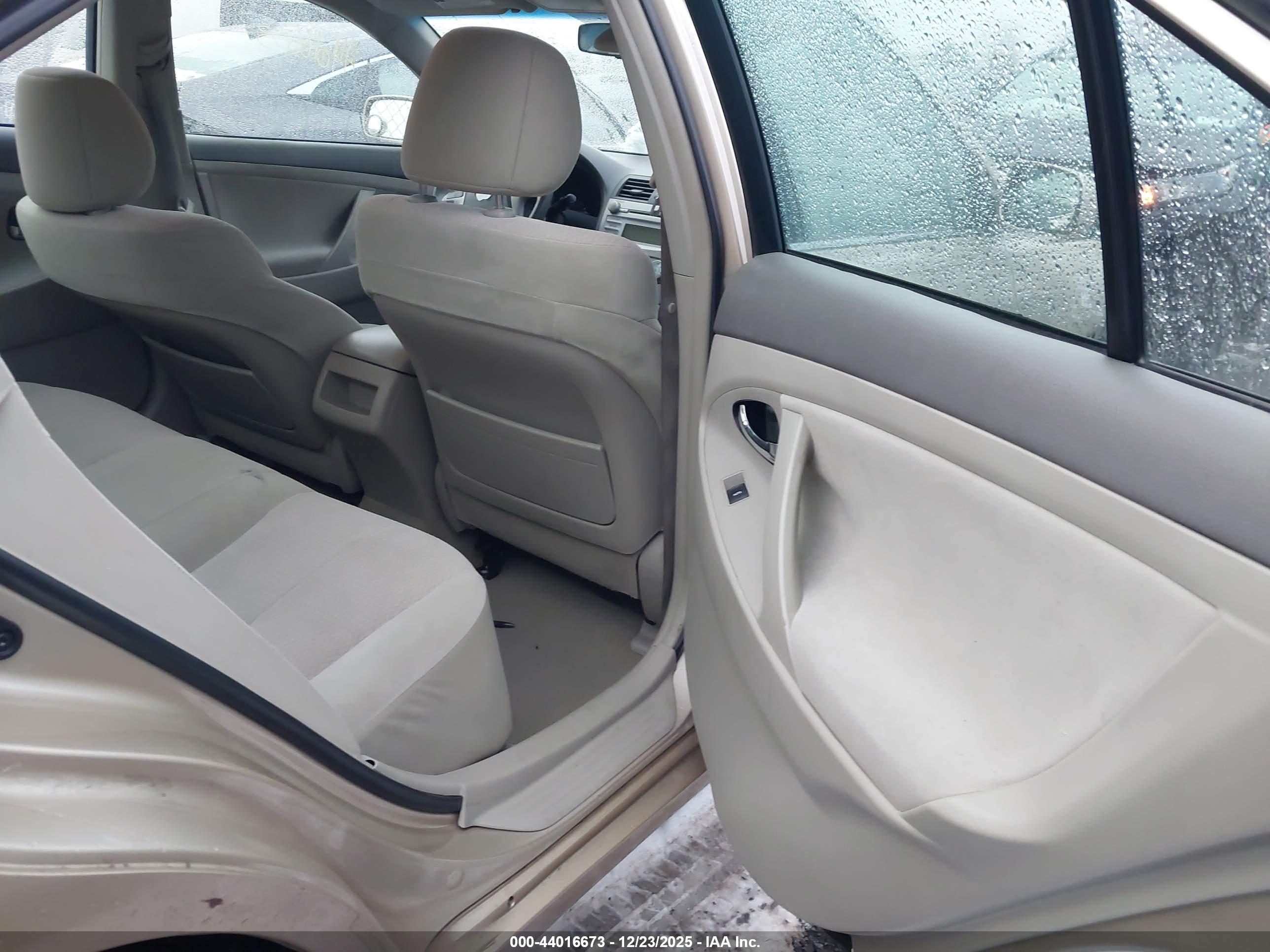 TOYOTA CAMRY image 8