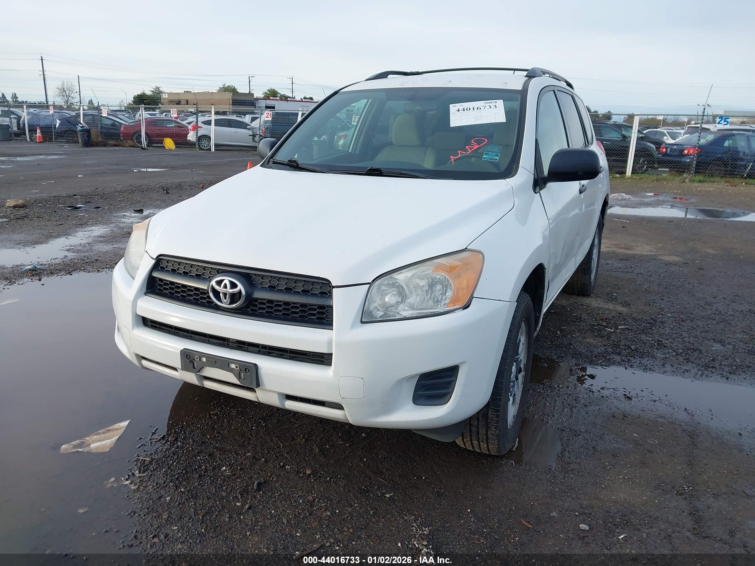 TOYOTA RAV4 image 2