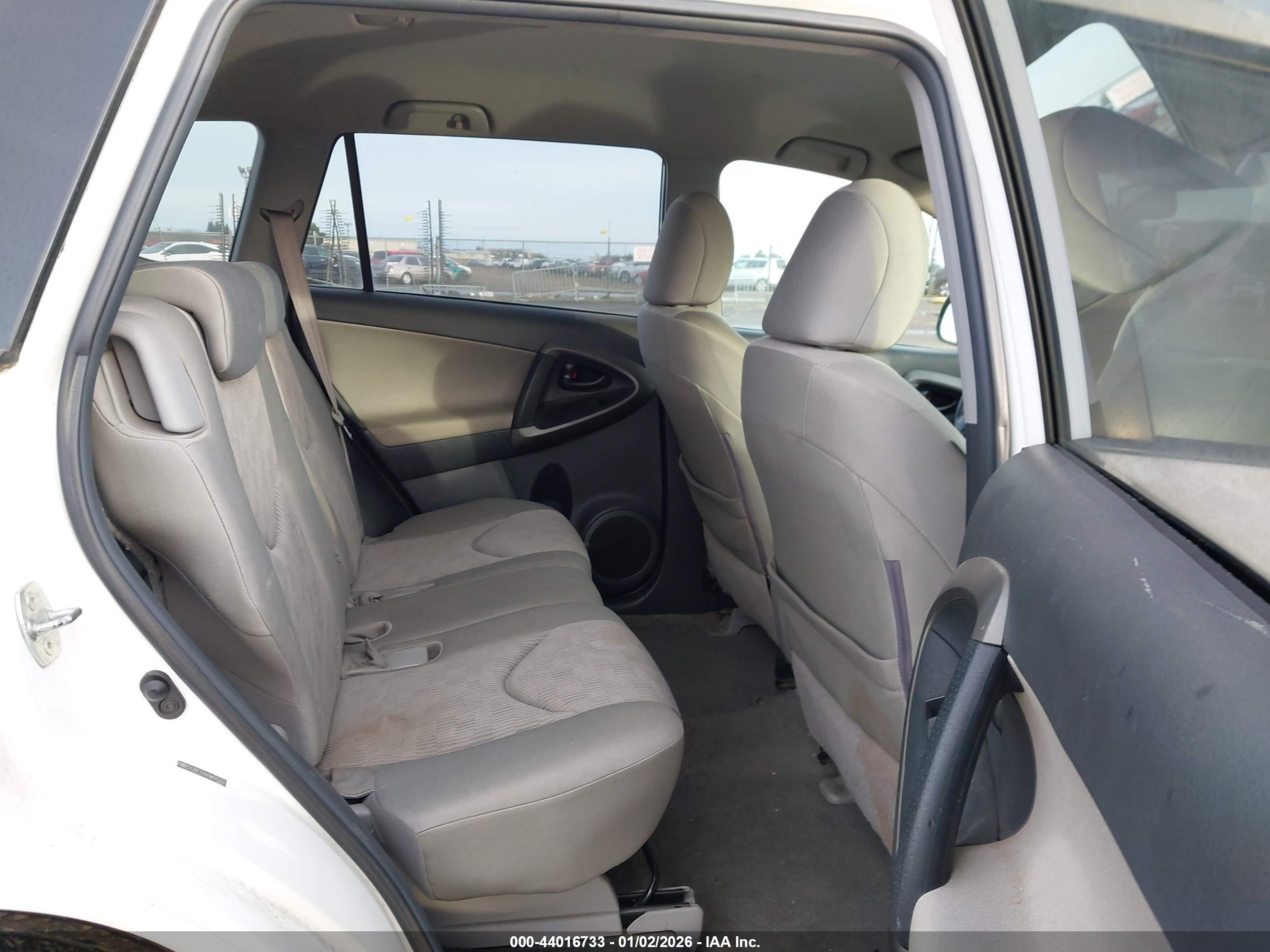 TOYOTA RAV4 image 8