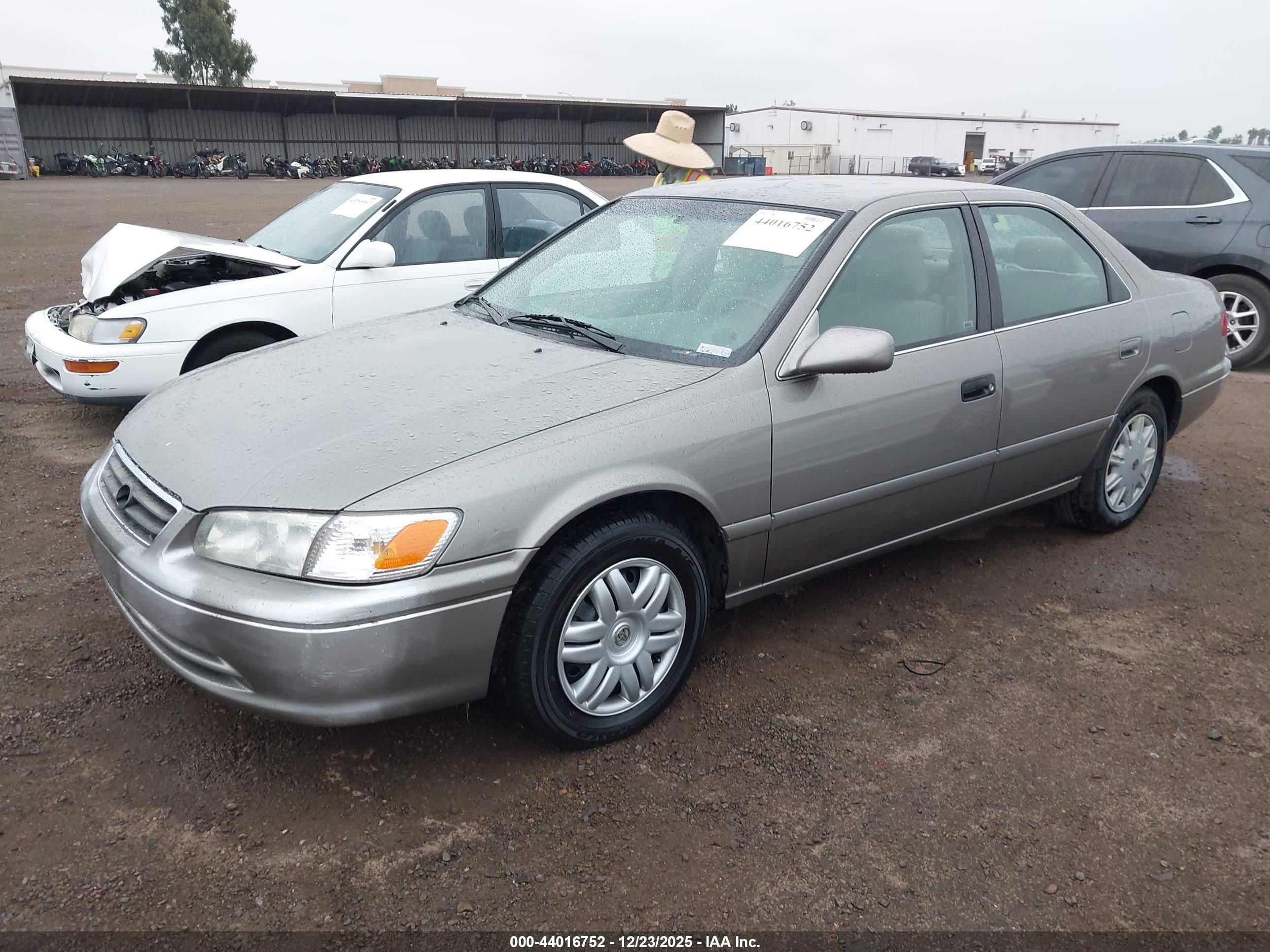 TOYOTA CAMRY image 2