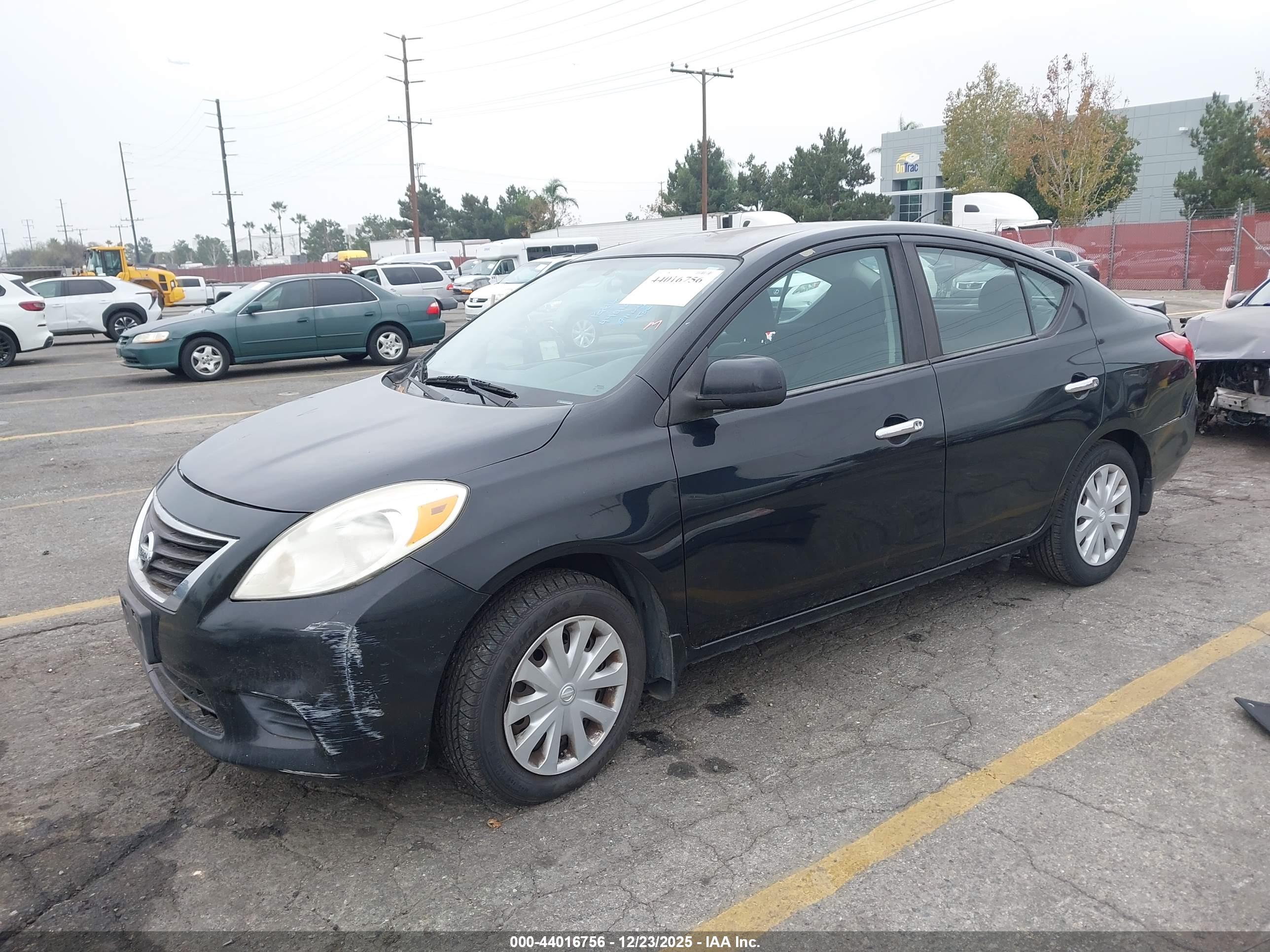 NISSAN VERSA image 2