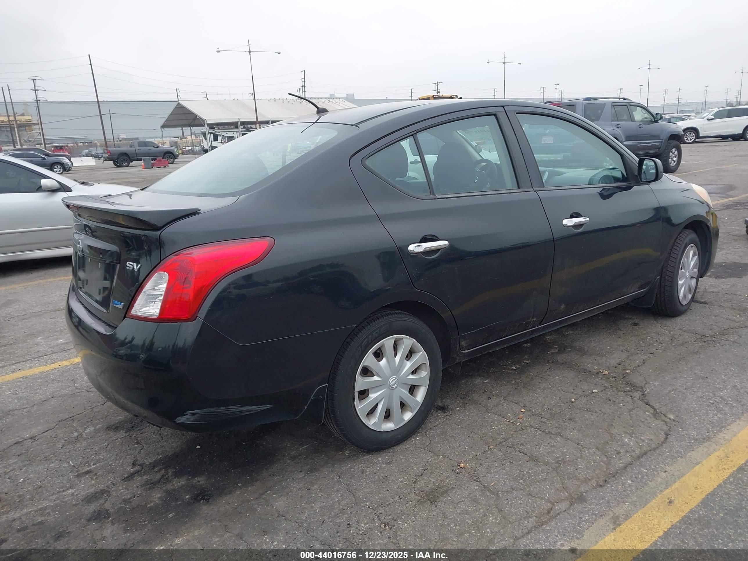 NISSAN VERSA image 4