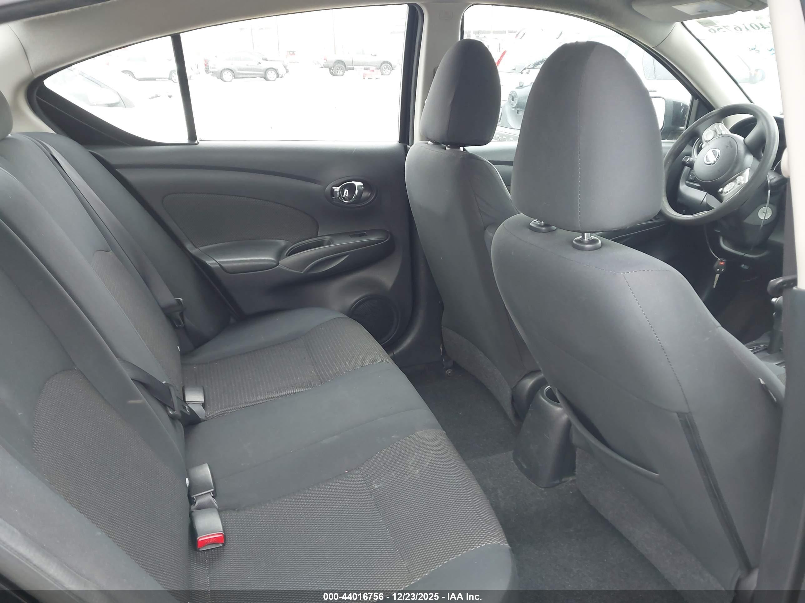 NISSAN VERSA image 8