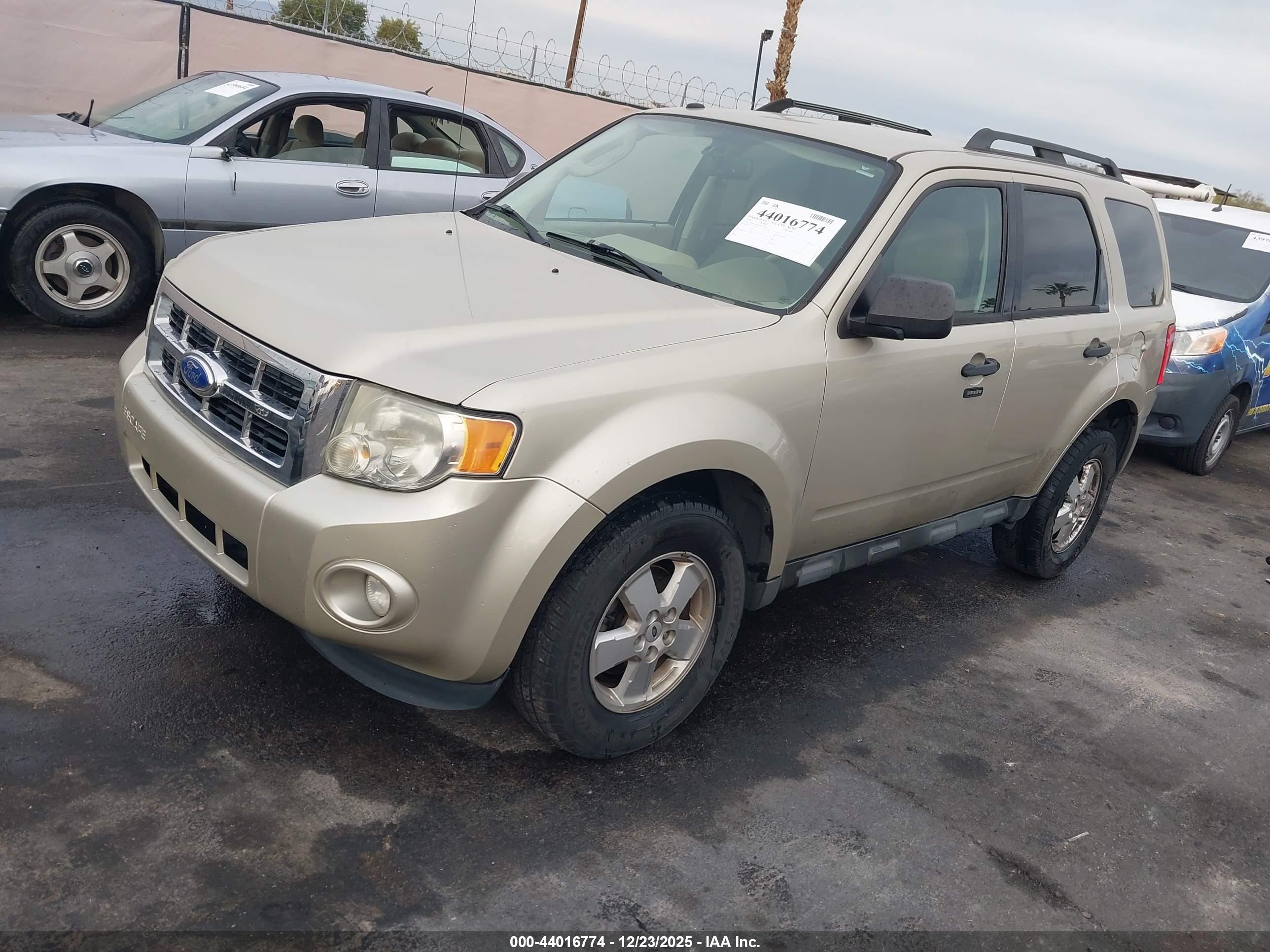 FORD ESCAPE image 2