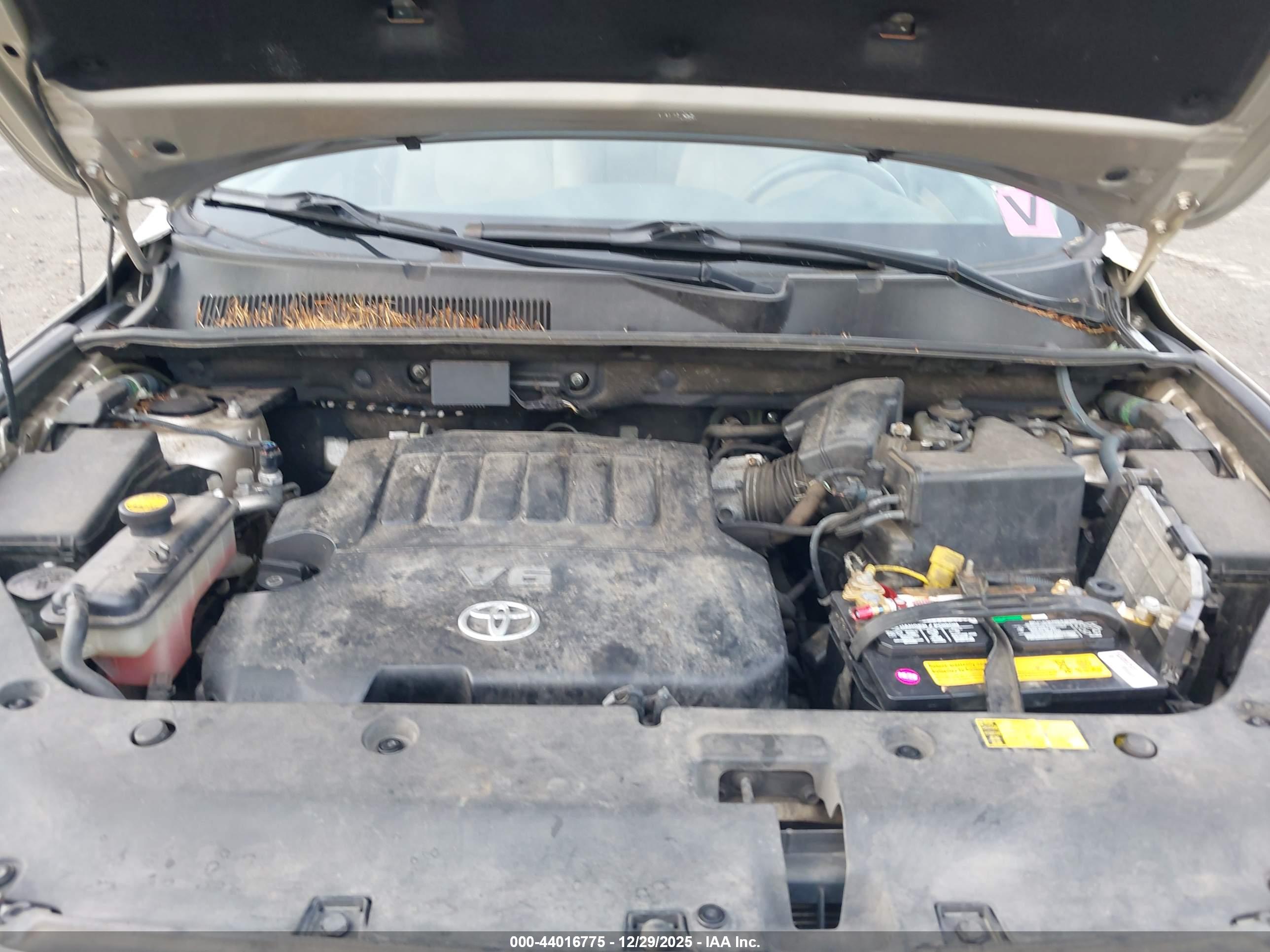 TOYOTA RAV4 image 10