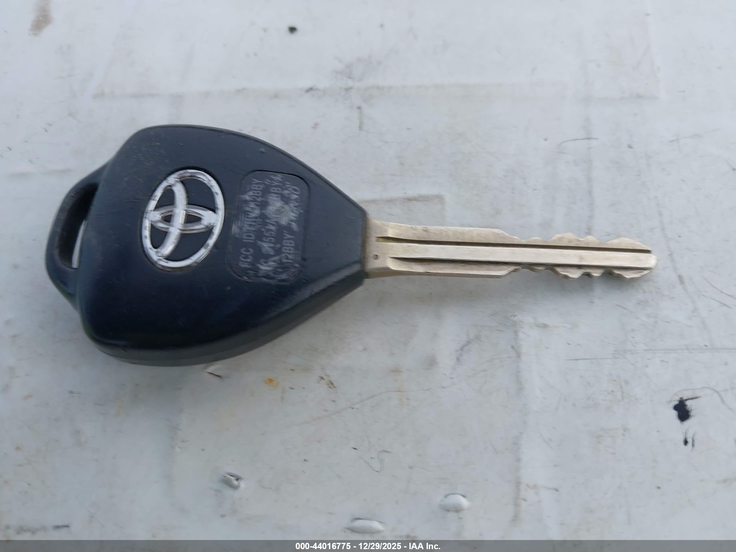 TOYOTA RAV4 image 11