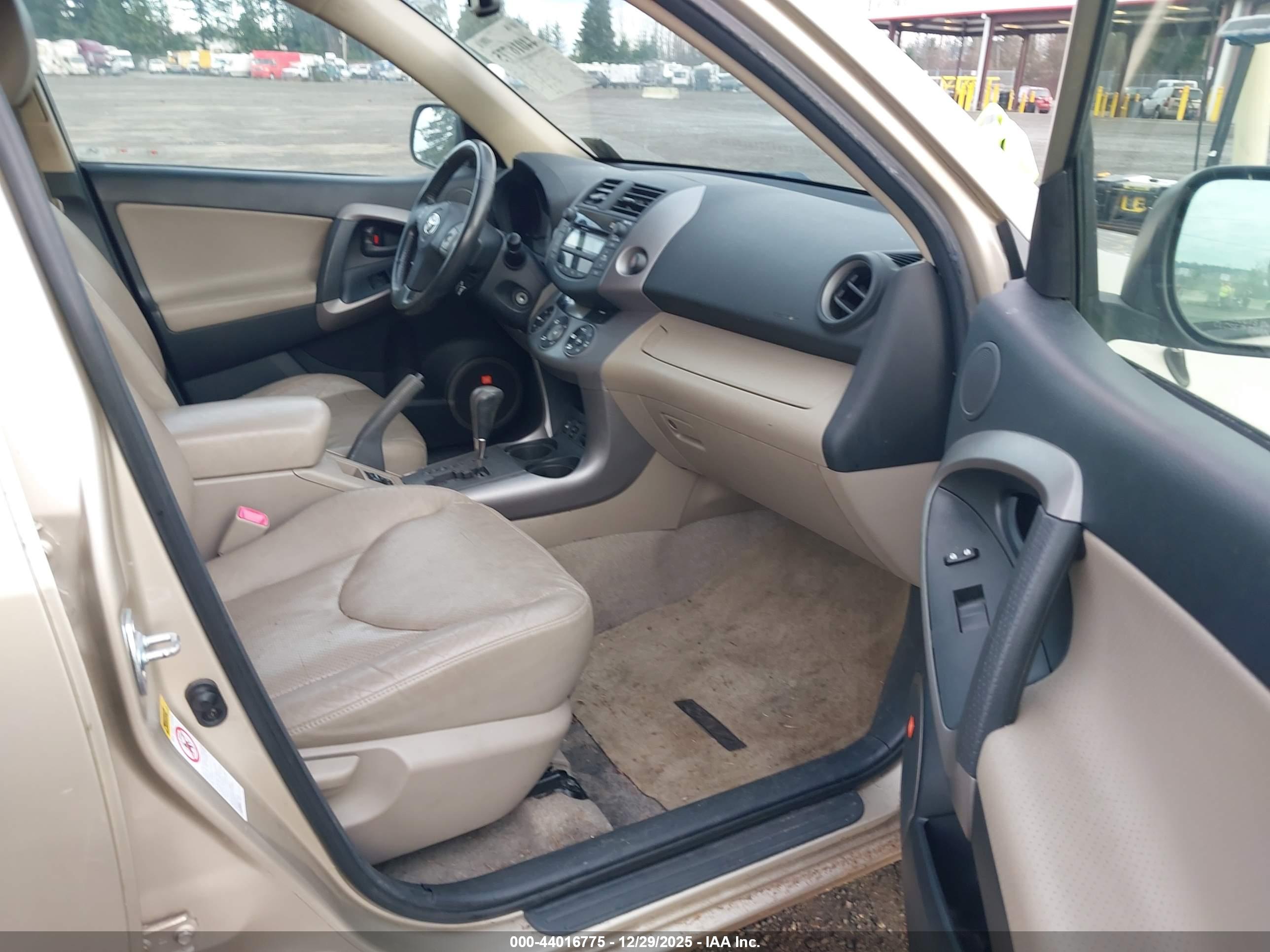 TOYOTA RAV4 image 5