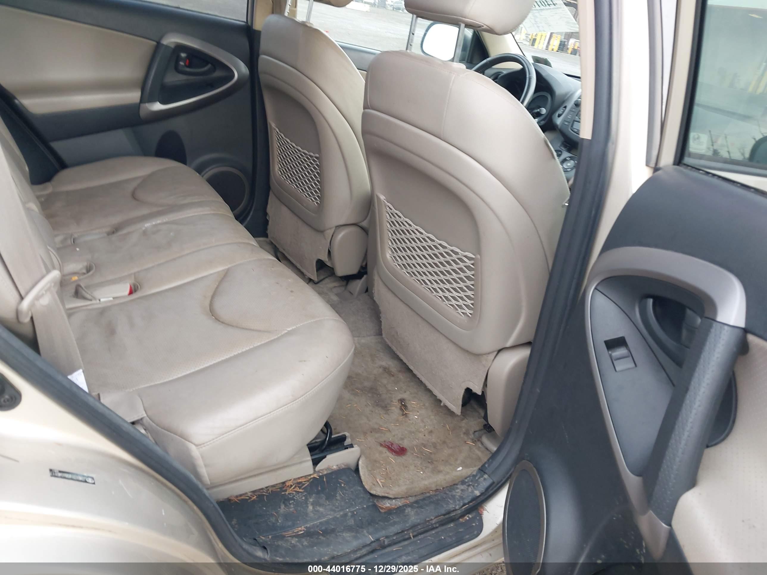 TOYOTA RAV4 image 8