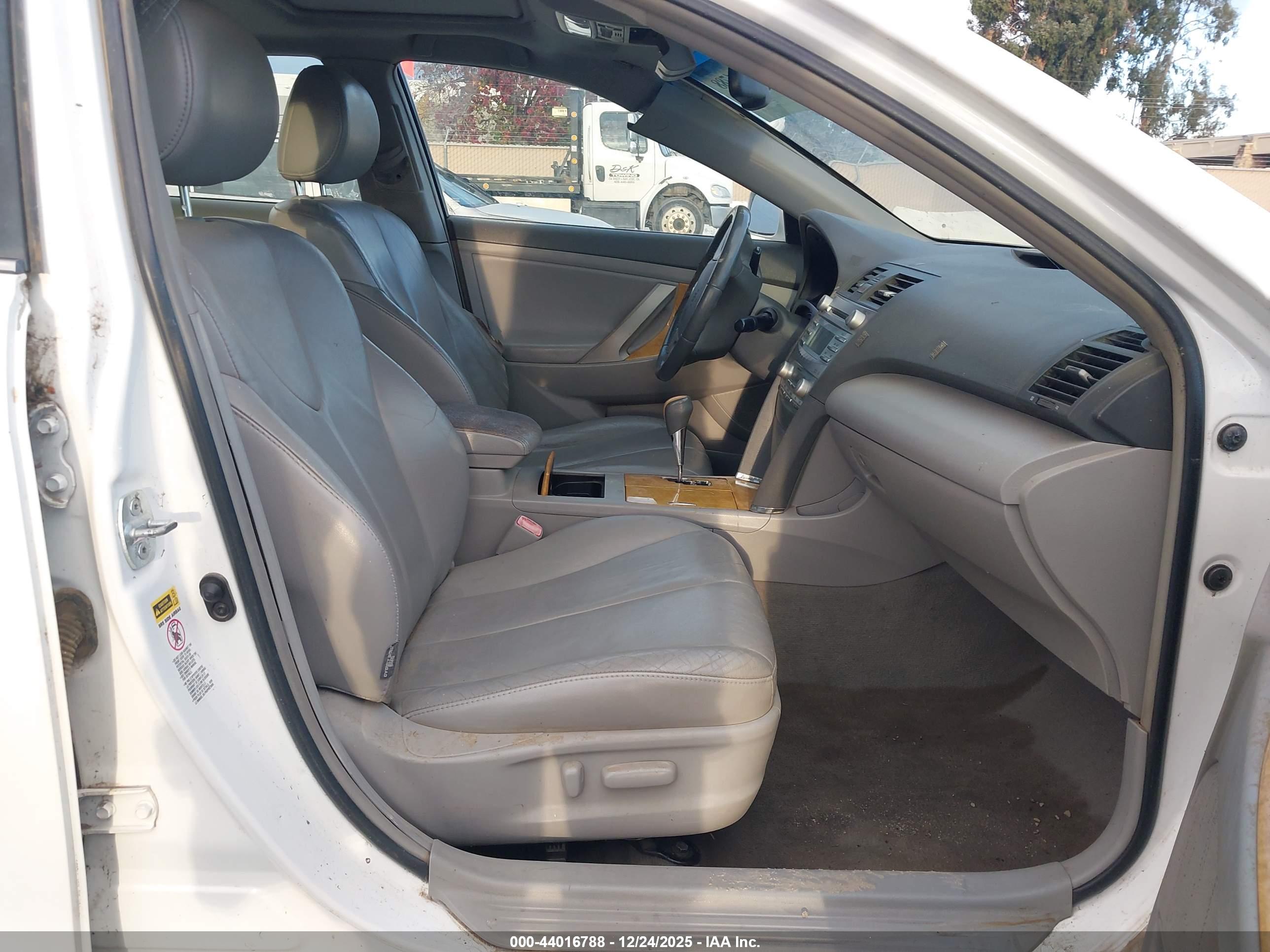 TOYOTA CAMRY image 5