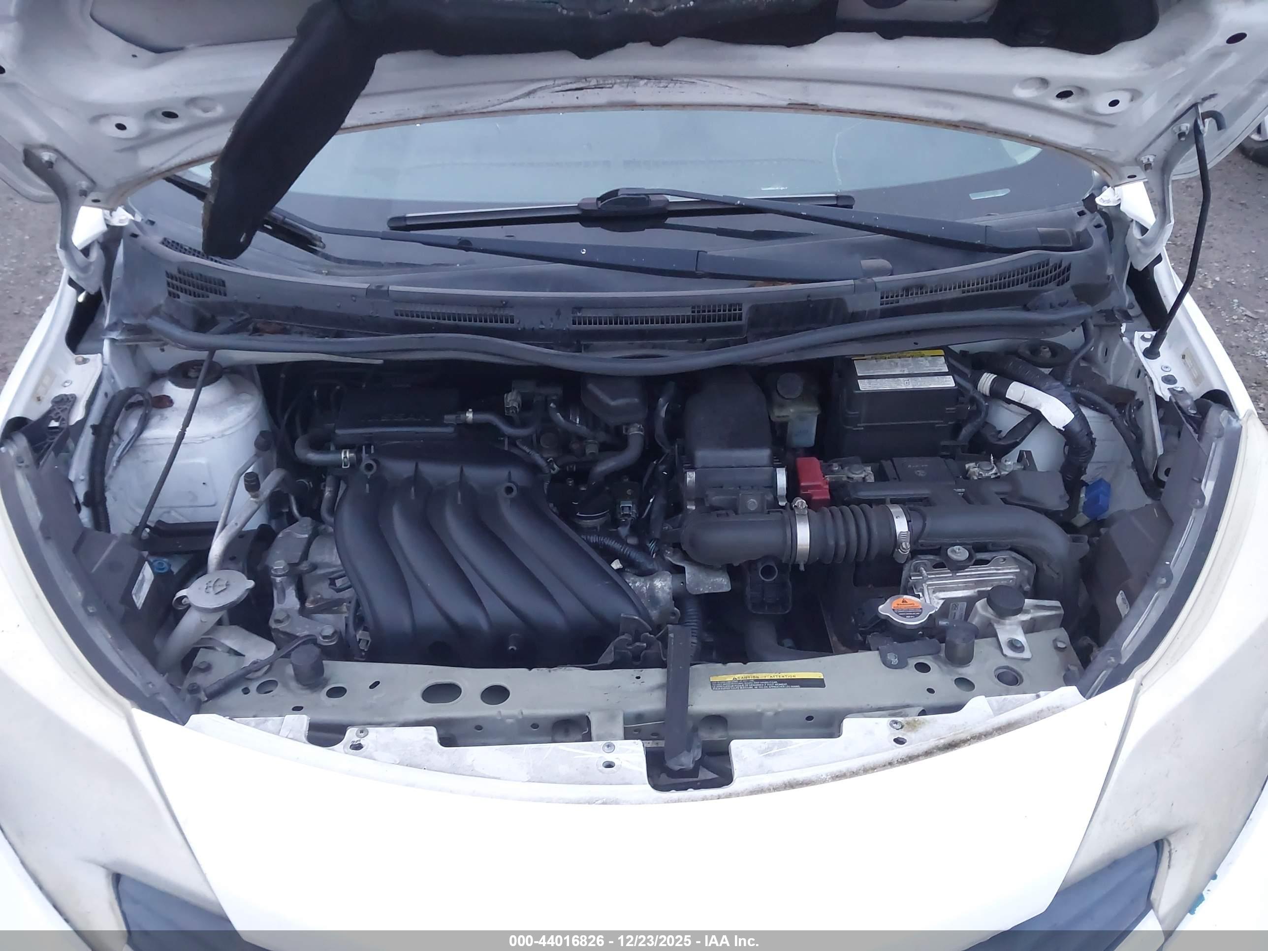 NISSAN VERSA image 10