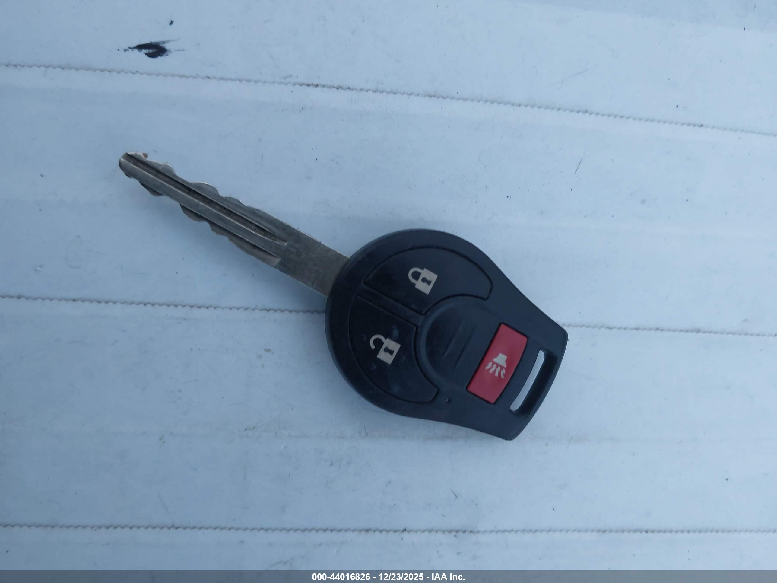 NISSAN VERSA image 11