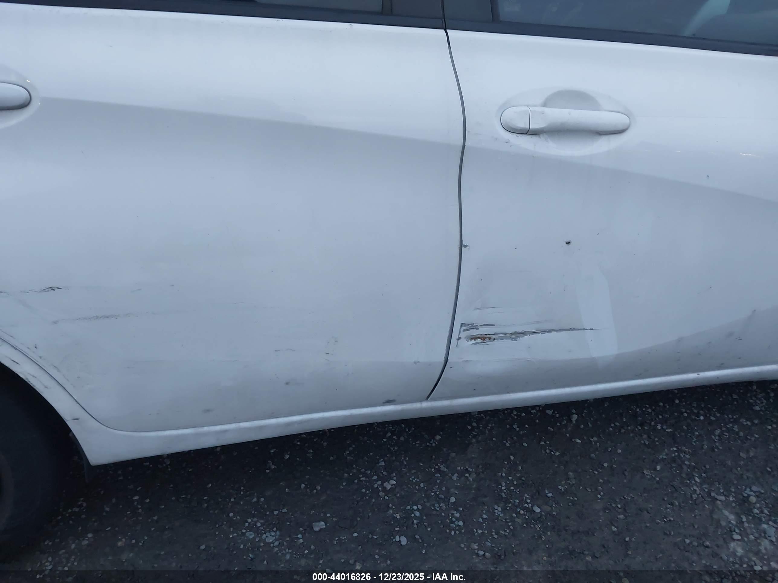 NISSAN VERSA image 6