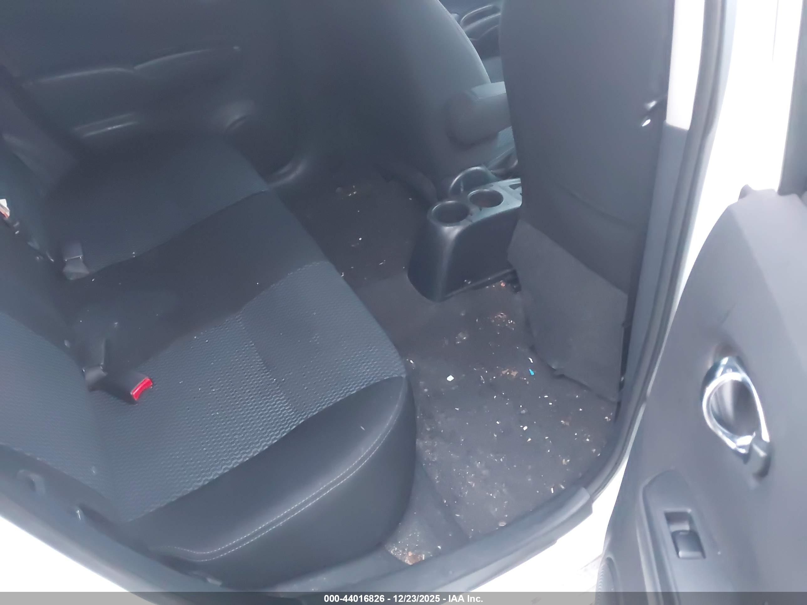 NISSAN VERSA image 8