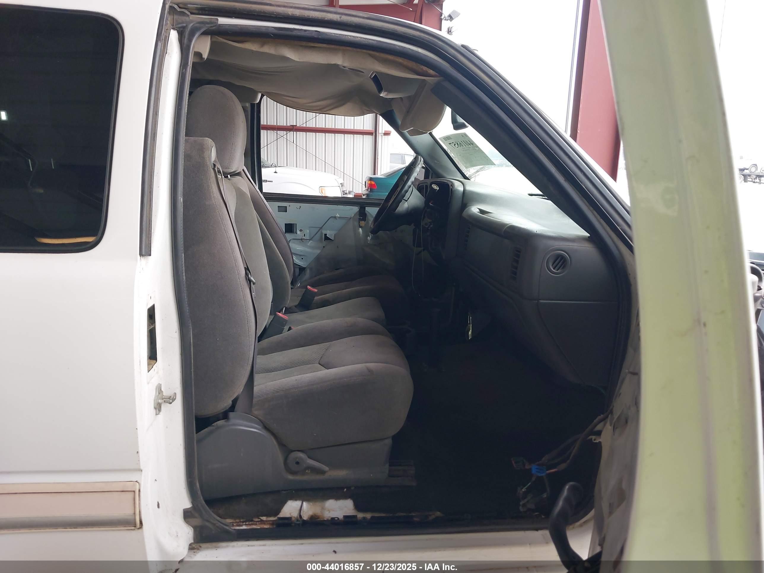 CHEVROLET SILVERADO image 5