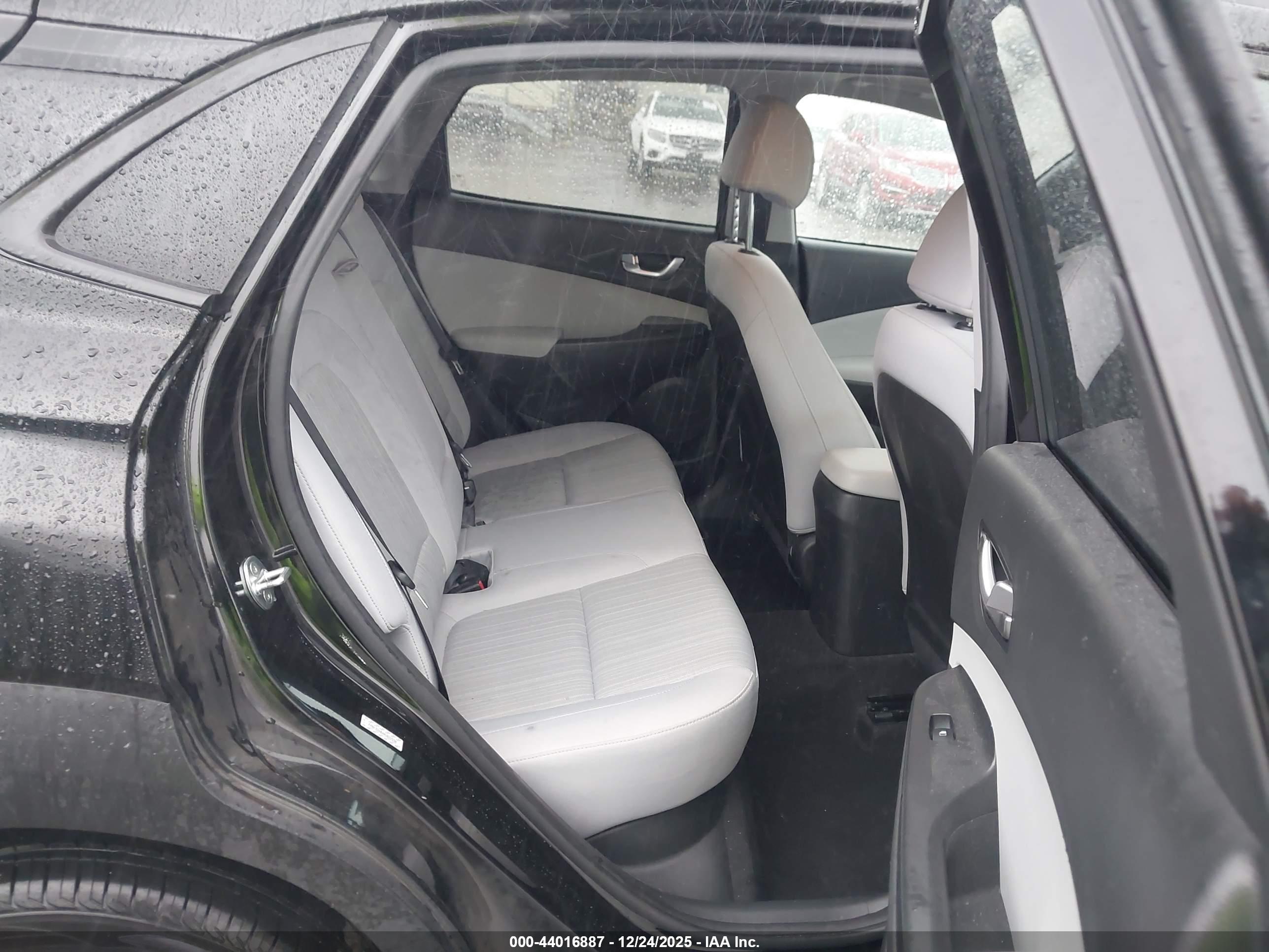HYUNDAI KONA image 8