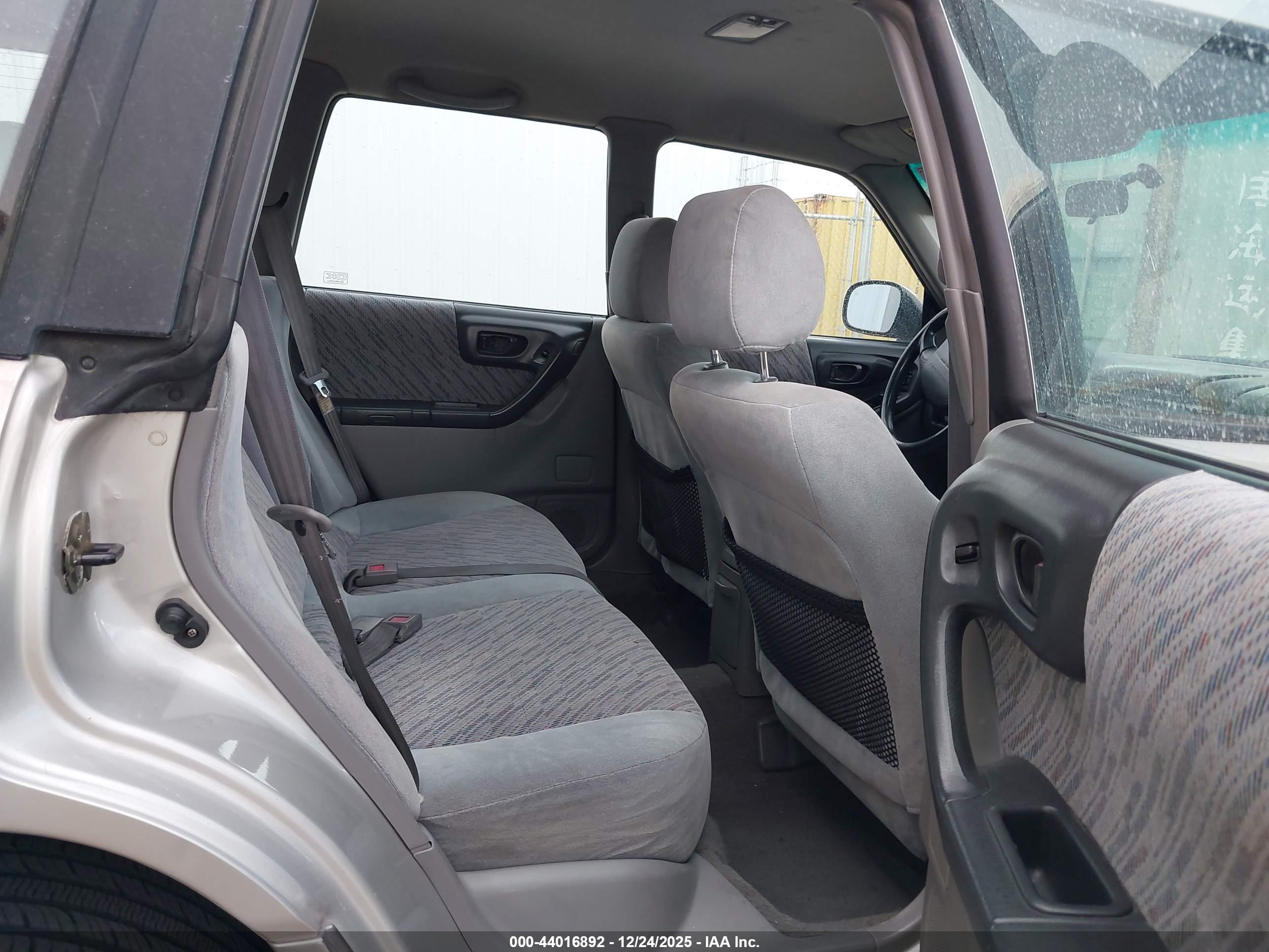 SUBARU FORESTER image 8
