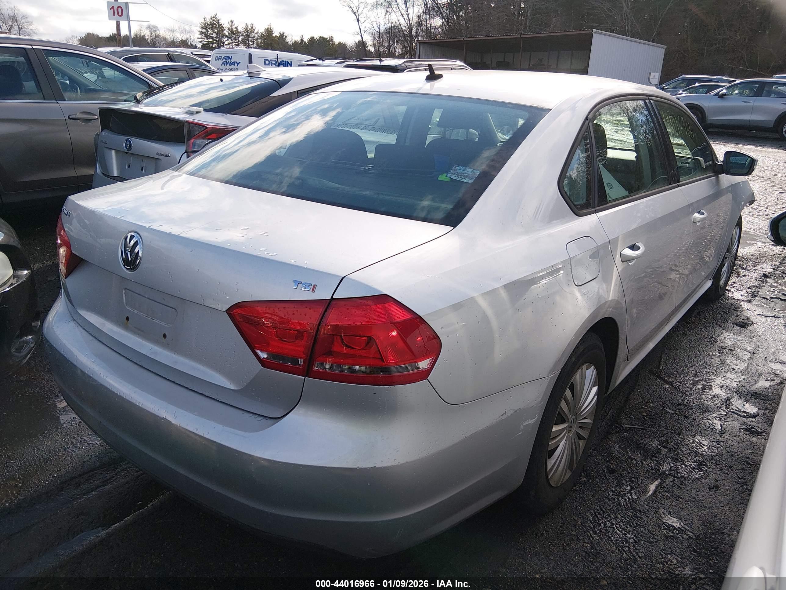 VOLKSWAGEN PASSAT image 4