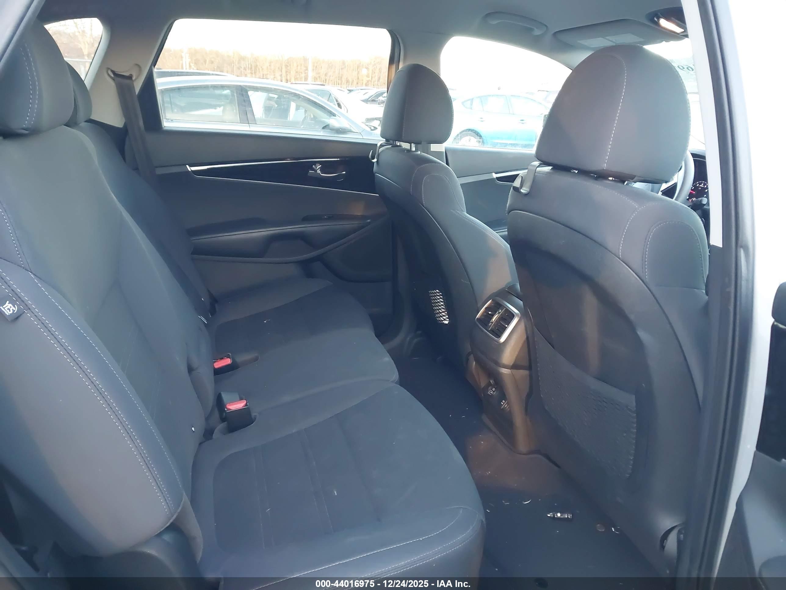 KIA SORENTO image 8
