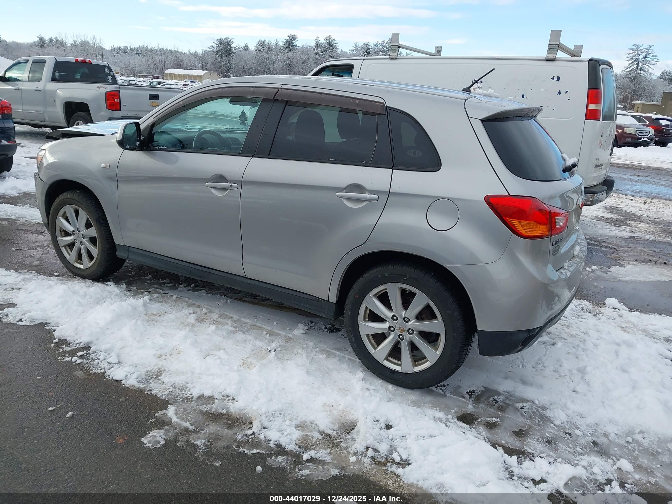 MITSUBISHI OUTLANDER image 3