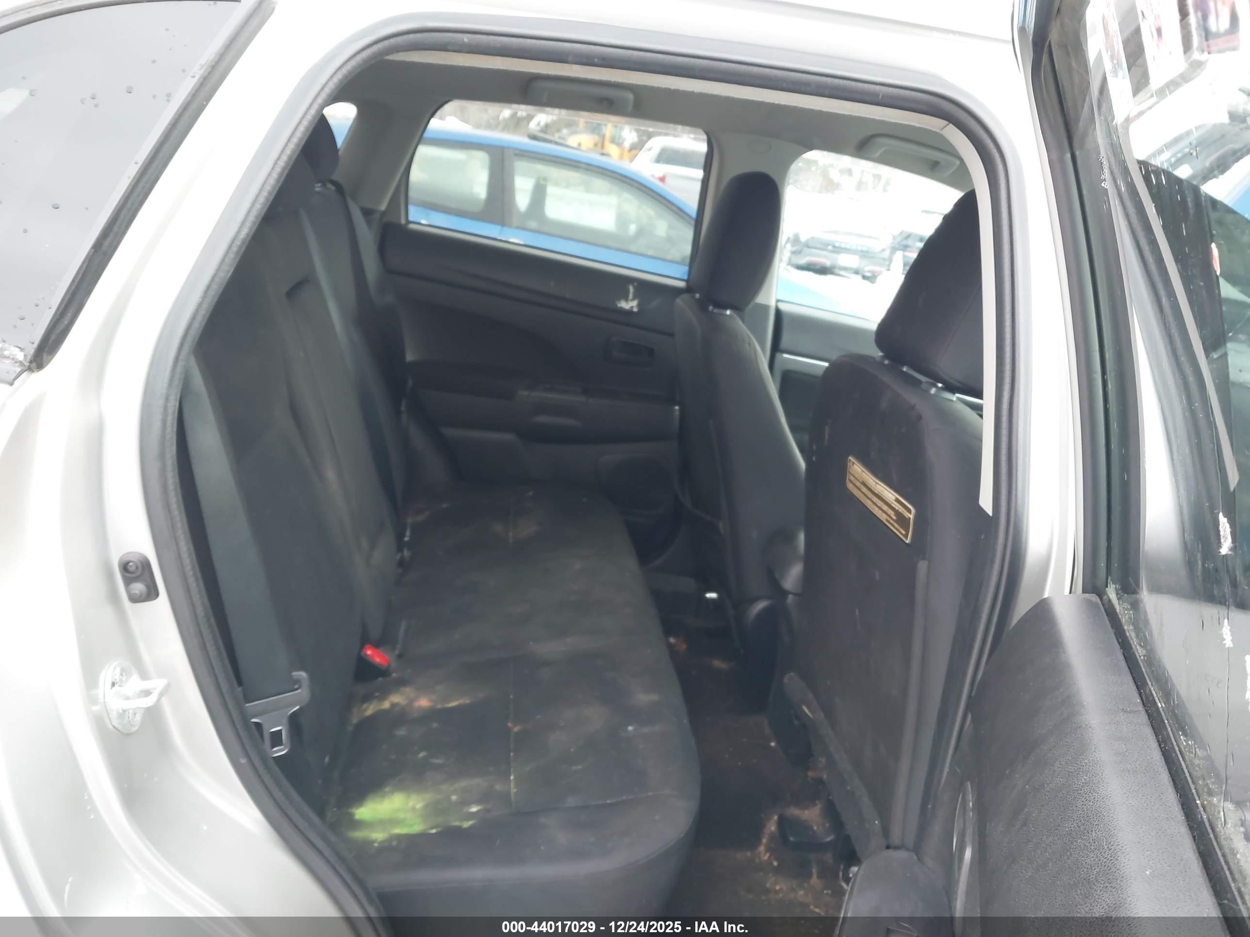 MITSUBISHI OUTLANDER image 8
