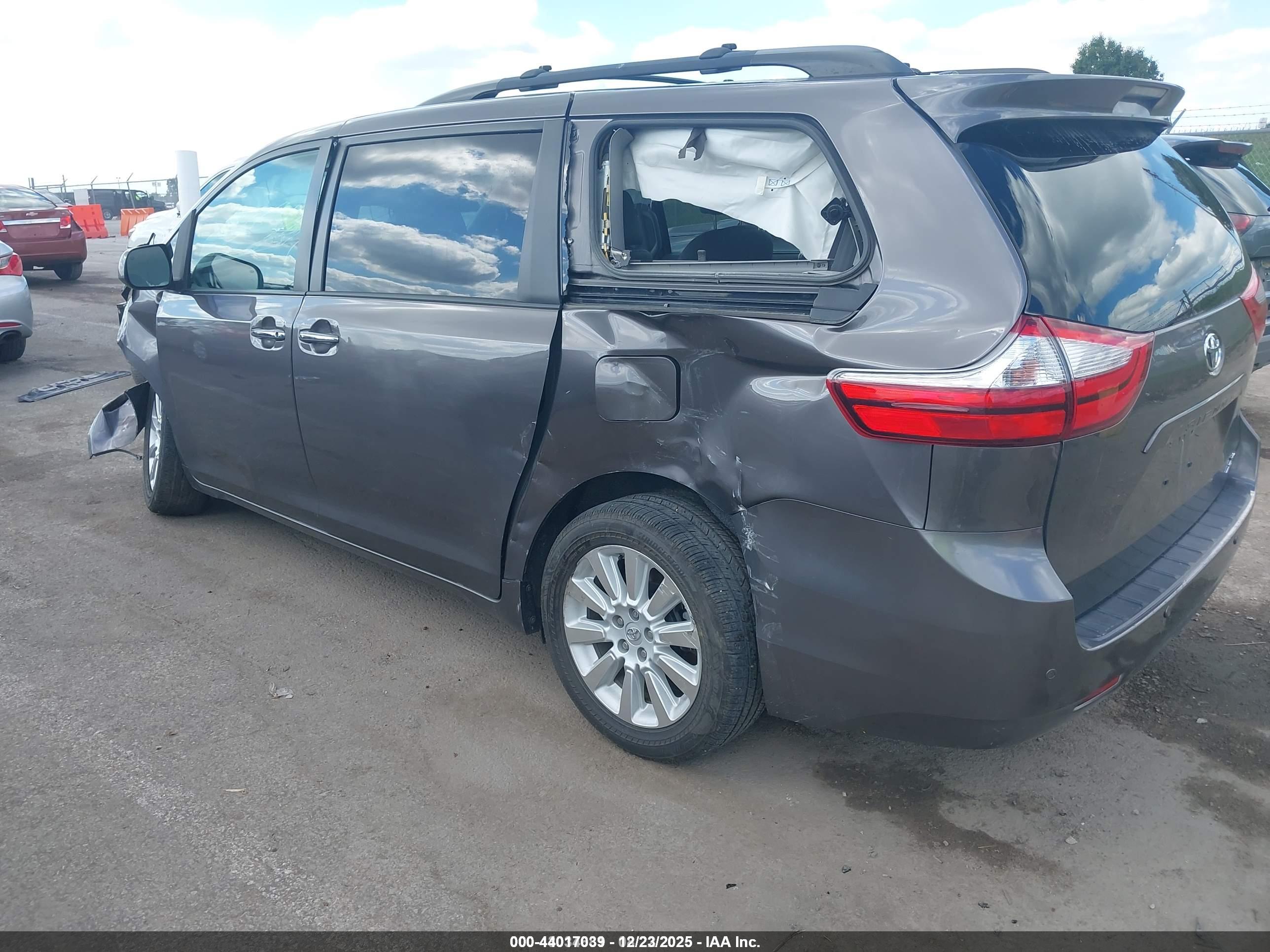 TOYOTA SIENNA image 3