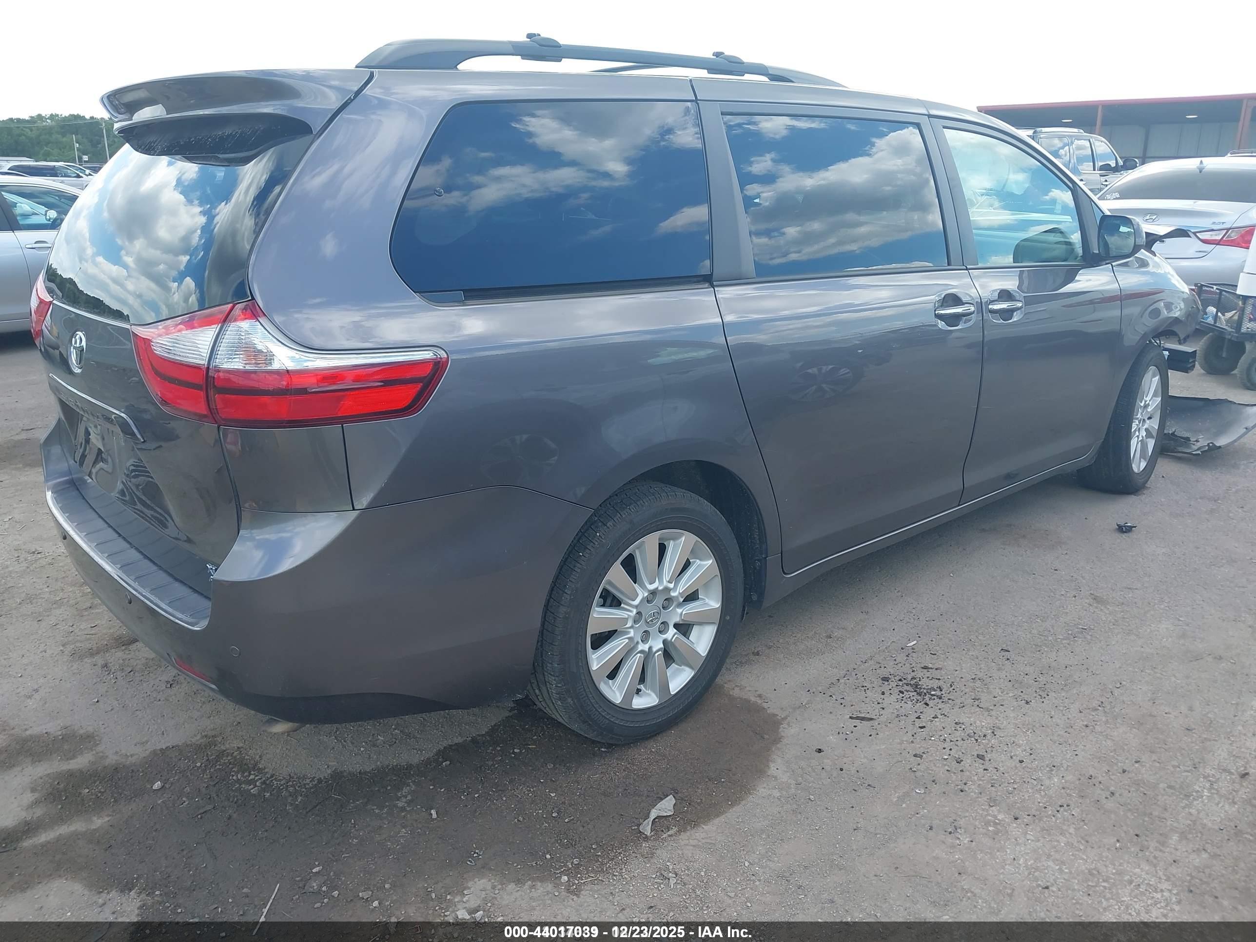 TOYOTA SIENNA image 4