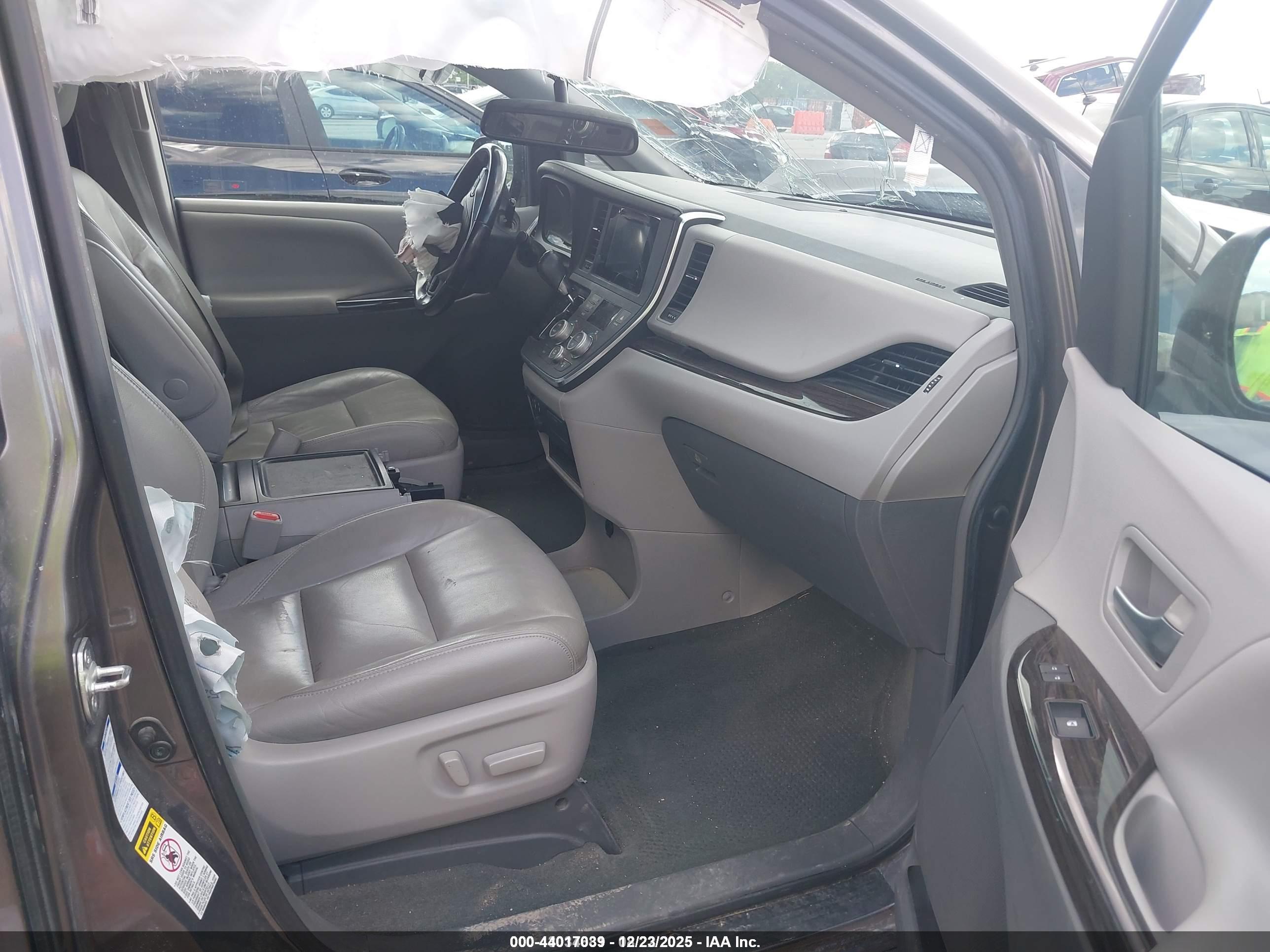 TOYOTA SIENNA image 5