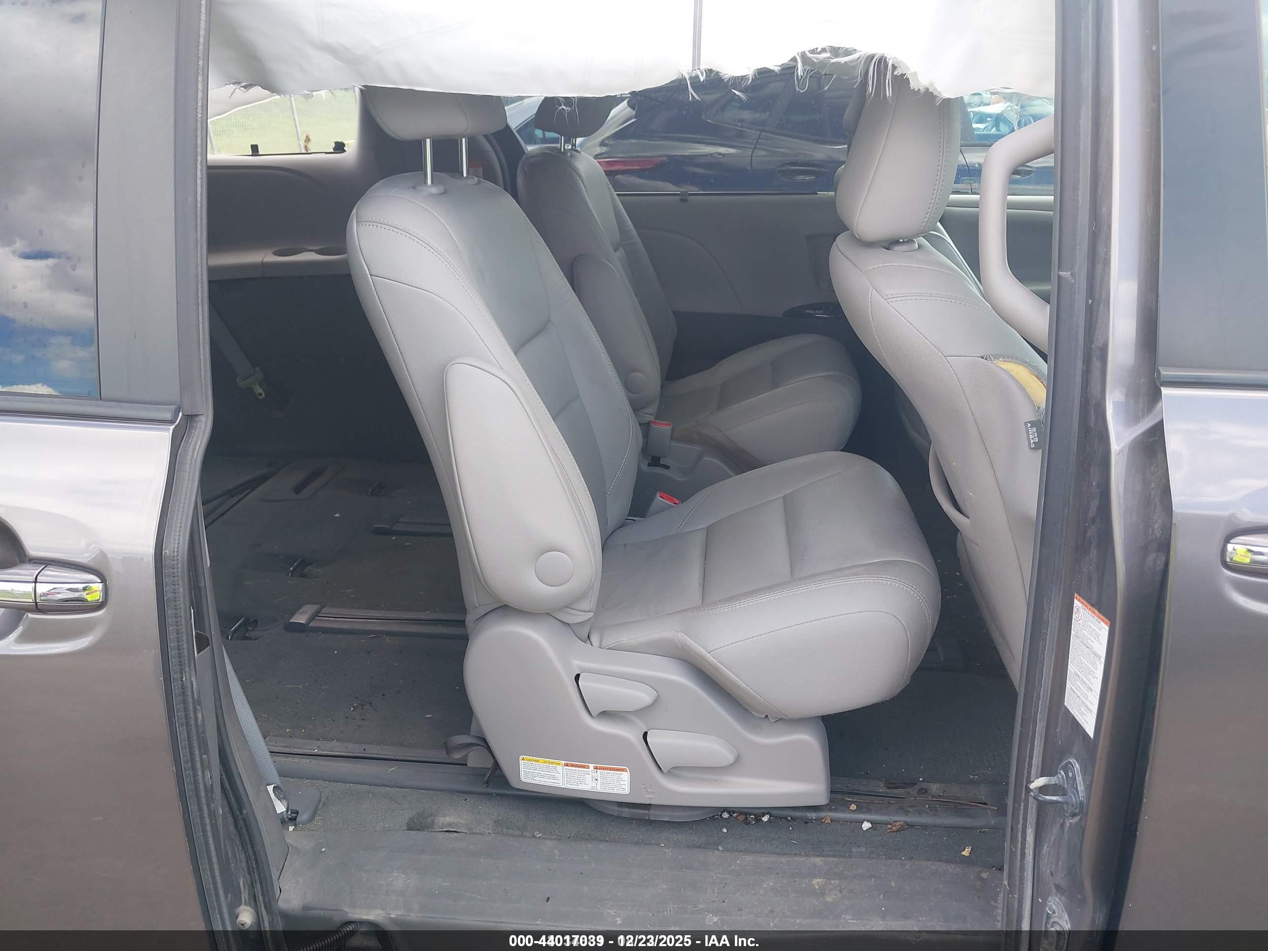 TOYOTA SIENNA image 8